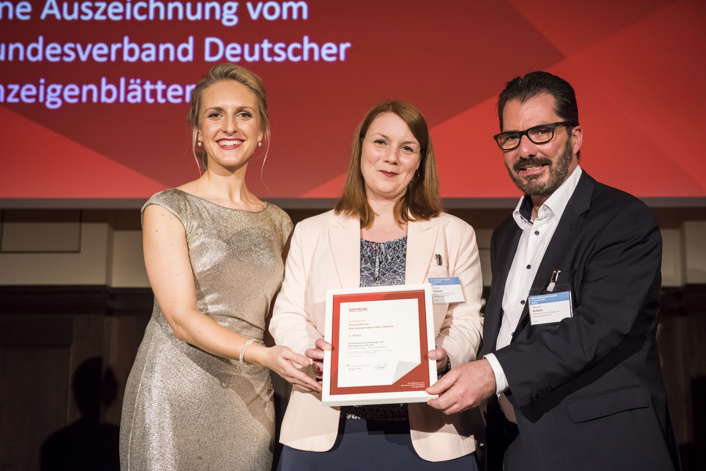 Beim bundesweiten „Durchblick“-Medienpreis wurden unsere Anzeigenblätter in der Kategorie „Innovation“ ausgezeichnet. Unser Bild zeigt bei der Preisverleihung in Berlin v.l. Moderatorin Anne Henning, Miriam Dabitsch (Head of Digital Content) und Martin Dubois (stv. NRW-Redaktionsleiter). Foto: BVDA