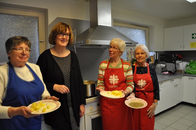 Die Suppenküche der Caritas macht erst einmal Sommerpause. Als letzte Mahlzeit wurden kurz vor Heringsstipp mit Kartoffeln beziehungsweise Linsensuppe ausgegeben. Veronika Borghorst (2.v.l.) vom Caritas-Vorstand nutzte die Gelegenheit, den Suppenküchen-"Urgesteinen" (v.l.) Adelheid Elting, Agnes Winkelmann und Margot Sielemann stellvertretend für alle Helfer zu danken. | Foto: Mering