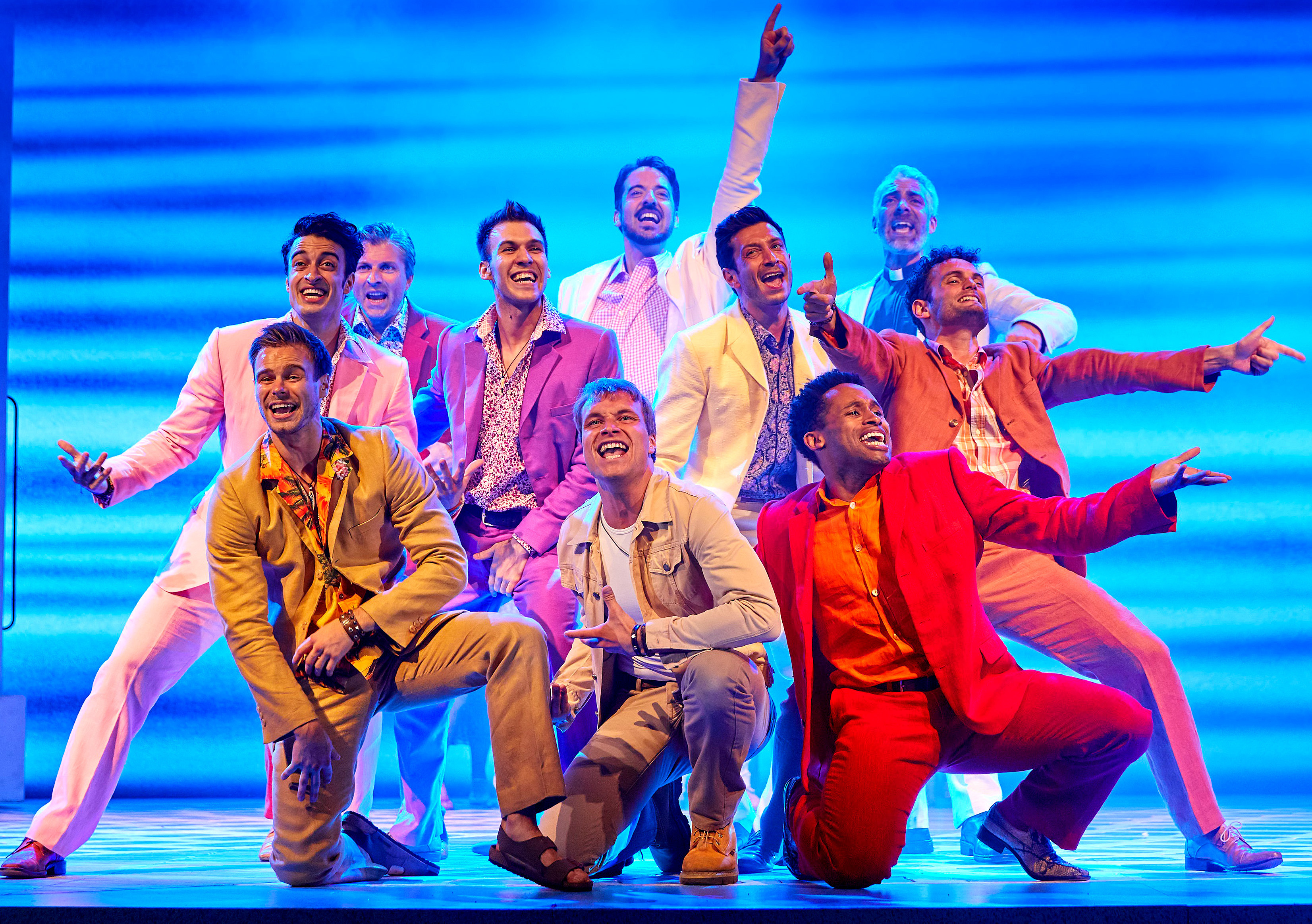 Gute Laune pur verspricht das Musical "MammaMia!", das ab 8. Mai im Colosseum Theater Essen gespielt wird. Mittendrin (auf dem Foto eher hinten rechts) der Bottroper Marc Schlapp. Foto: Stage/Brinkhoff-Moegenburg Marc