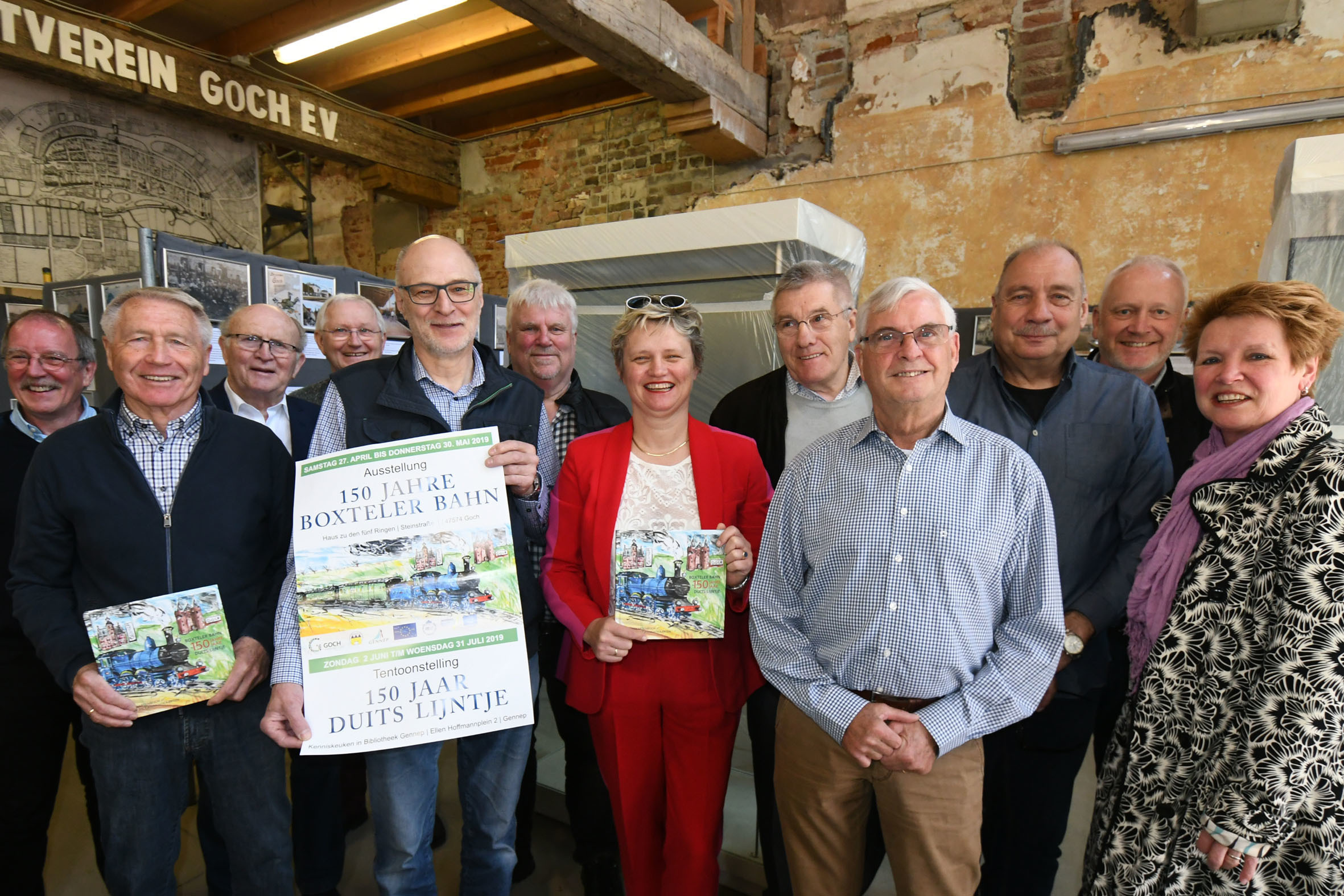 Die Mitglieder der Stiftung Gennep-Niers-Goch haben eine besondere Ausstellung zusammengestellt. Sie zeigt die Geschichte der Boxteler Bahn. Projektleiter ist Werner Verfürth (2. von links). Foto: Torsten Matenaers
