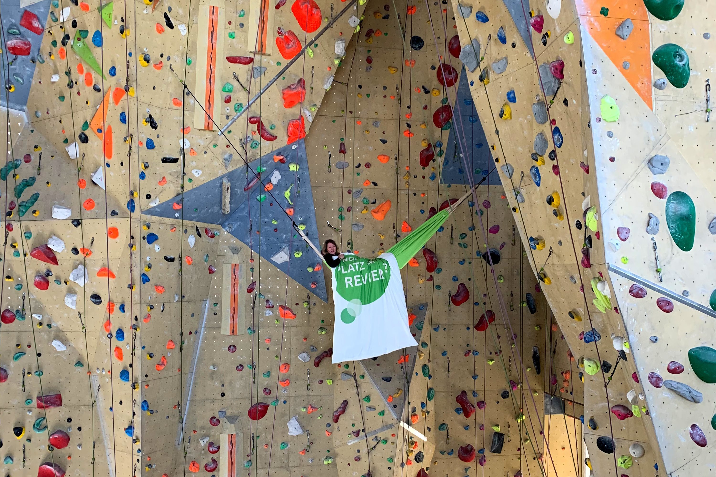 In der Hängematte an der steilen Kletterwand wirbt Anne Pannier um Schlafplätze.