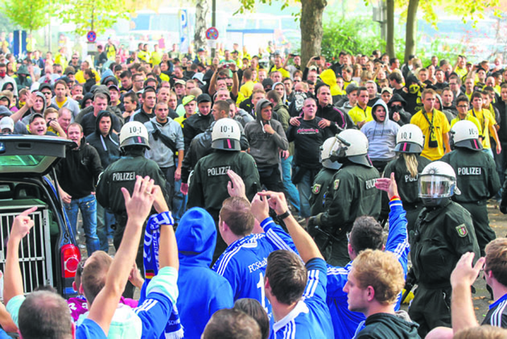 Andres als gewohnt läuft am Samstag die Anreise mit Bus und Bahn zum Derby, um die Fanlager zu trennen. An Bahnsteigen, Gleisen und am Hauptbahnhof in Dortmund kann es aus Sicherheitsgründen kurzfristig zu Sperrungen kommen.