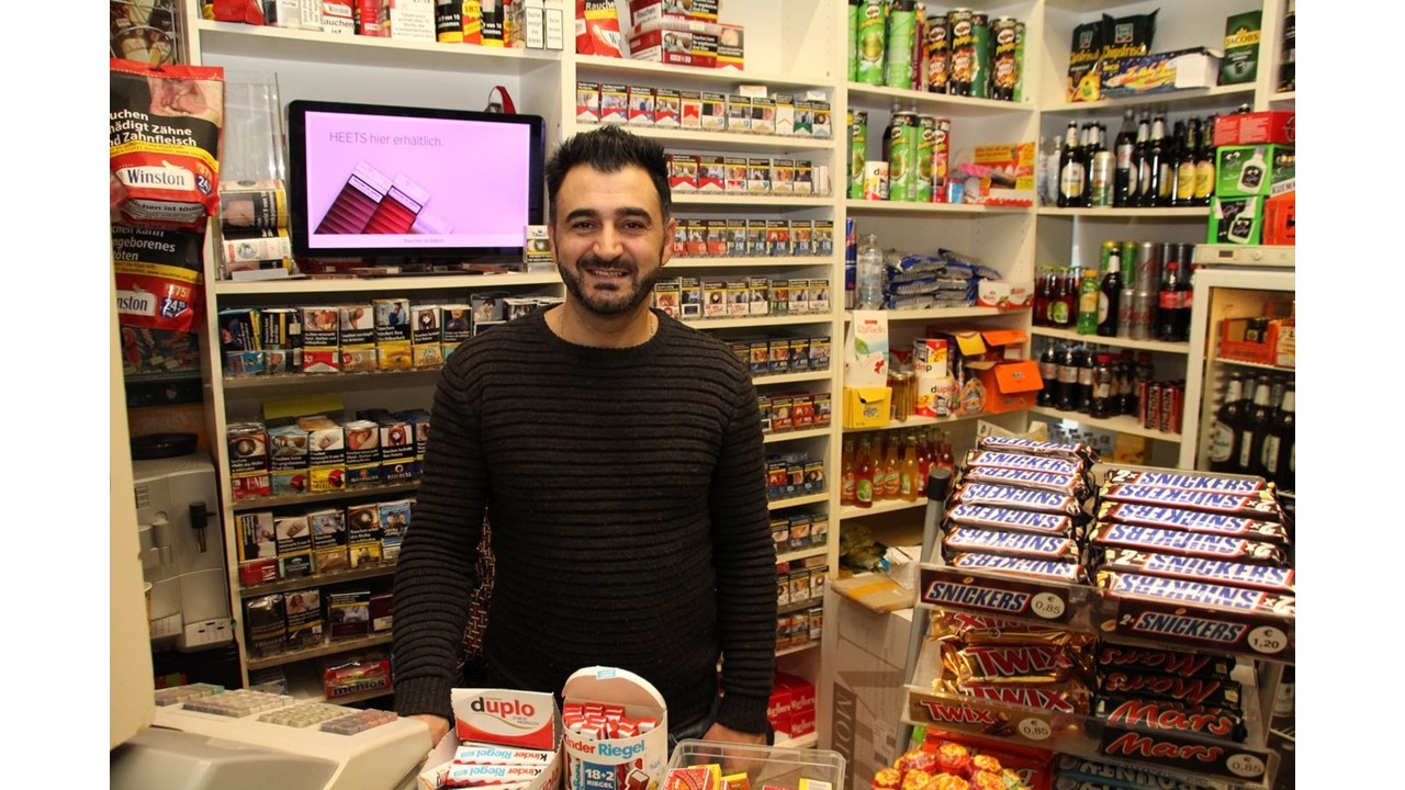 Yüksel Eroglu in seinem Kiosk am Busbahnhof. Bis Ende August 2019 muss er den Kiosk räumen.
