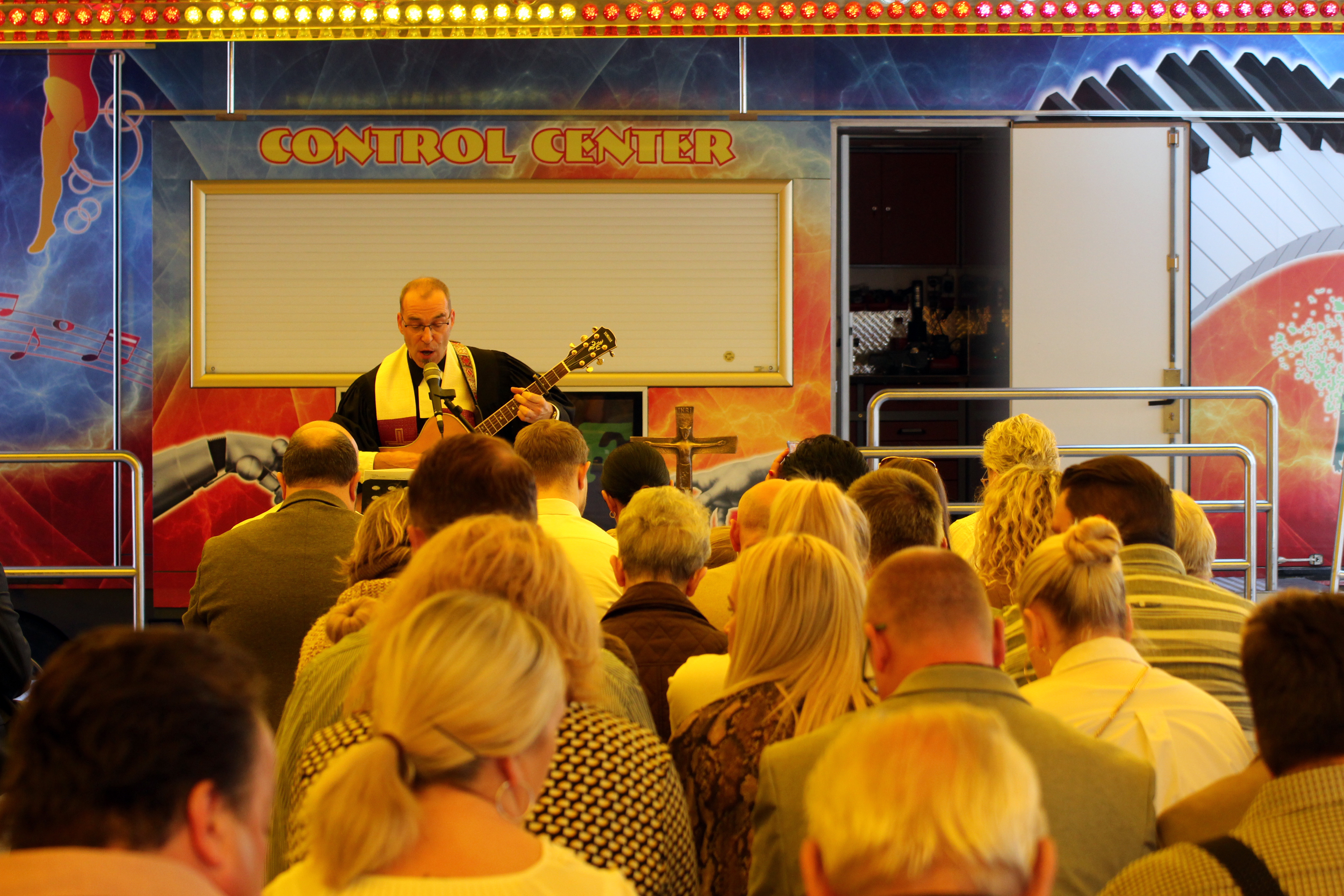 Abendmahl auf dem Autoscooter? Gibt es tatsächlich. Am Ostersonntag fand auf der Hagener Osterkirmes ein Gottesdienst für Schausteller und Besucher statt. Die Bildergalerie gibt einen kleinen Einblick in das Geschehen.