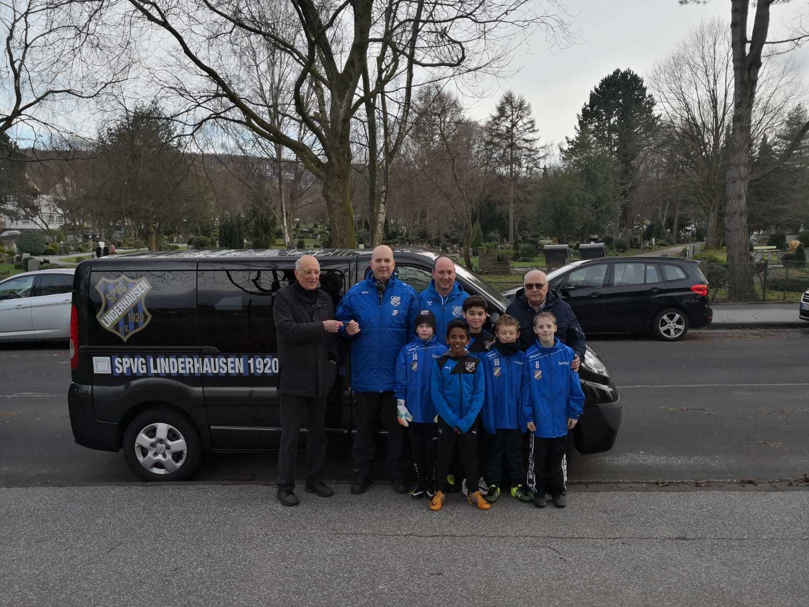 Das Foto zeigt (hinten vl.) Peter Erne (Vorsitzender Hans Grünewald Stiftung), Jan Poschmann (Jugendleiter SpVg Linderhausen), Stephan Schlischka (Übungsleiter SpVg Linderhausen), Gerd Westermann (Vorstand Hans Grünewald Stiftung), (vorne): Spieler aus den E-Jugenden der SpVg Linderhausen.