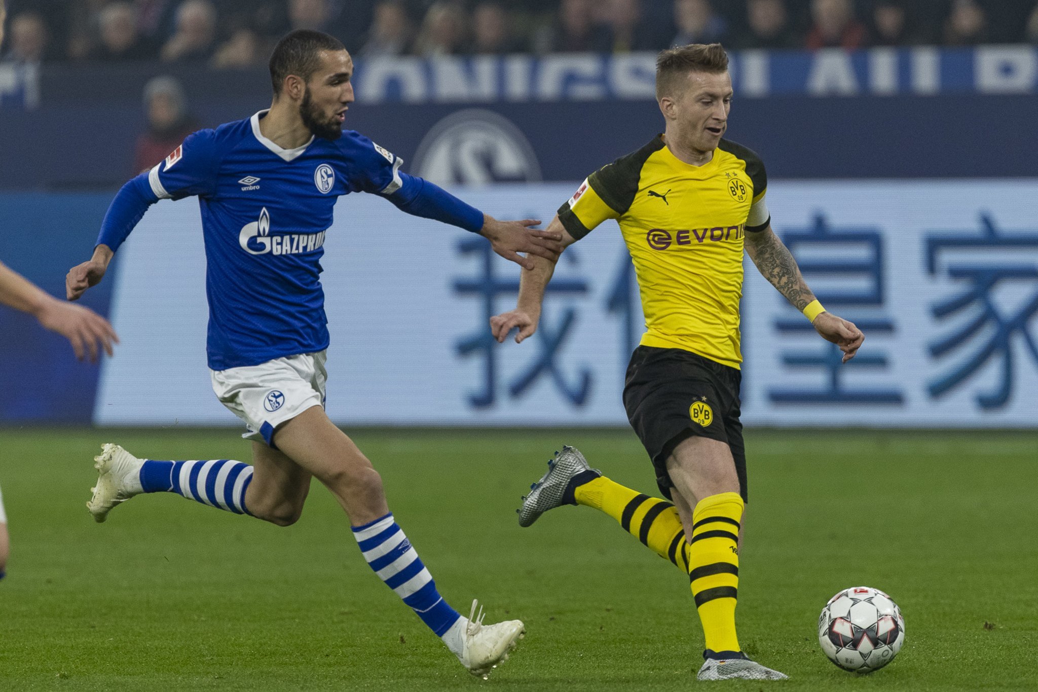 Nabil Bentaleb (l.) wird Schalke nicht dabei helfen können, Marco Reus und den BVB im Derby aufhalten zu können. Der zentrale Mittelfeldspieler wurde aus disziplinarischen Gründen zur U23 strafversetzt - wie schon Mitte März.