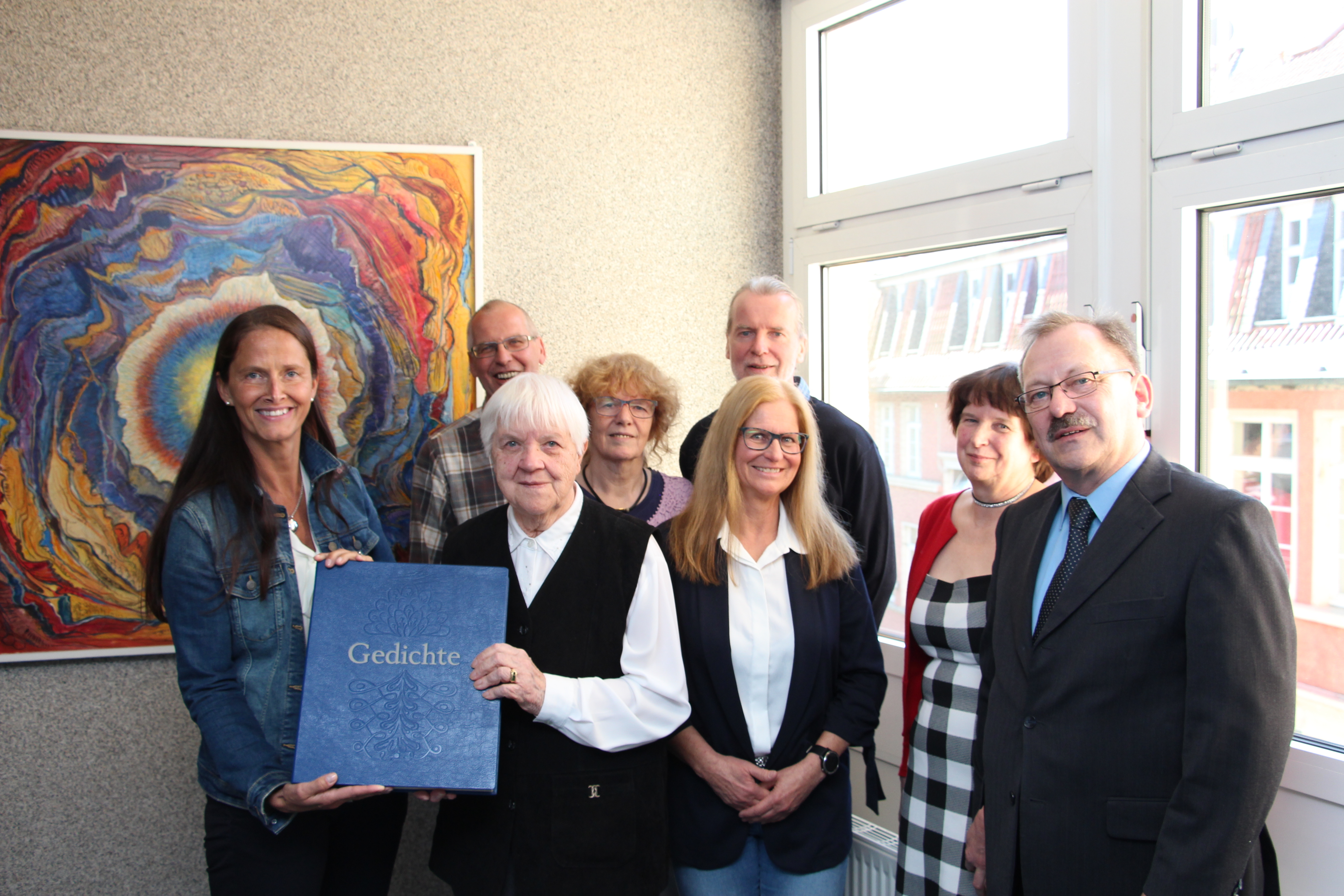 Das Foto zeigt (v.l.): Bürgermeisterin Imke Heymann, Christa Wieberneit, Raphael Wieberneit, Petra Wieberneit, Benina Wieberneit, Gerson Wieberneit, Donata Adam und Veit Adam.