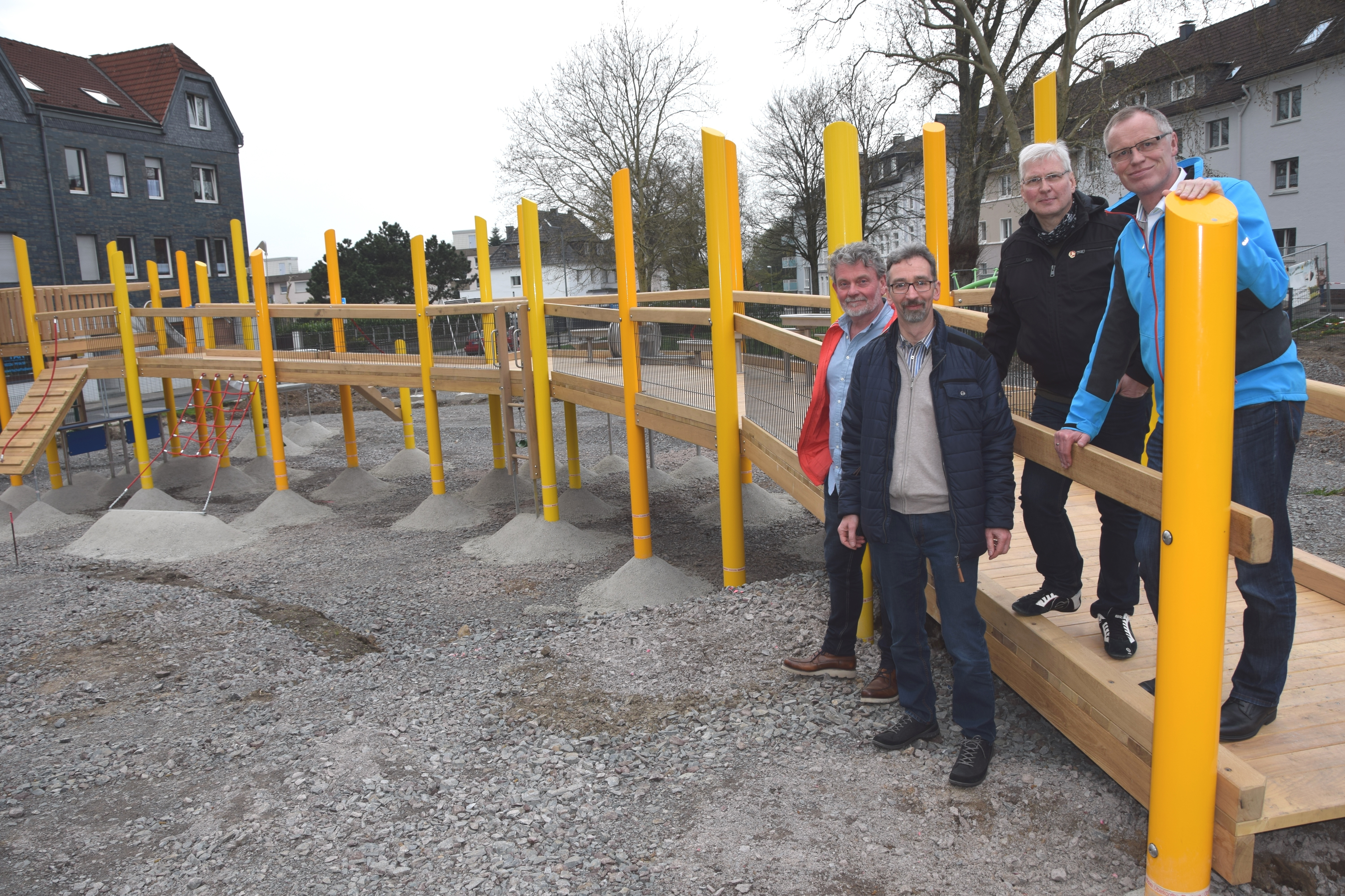 Freuen sich über den ersten barrierefreien Spielplatz in Schwelm (und sicher auch weit und breit): Beigeordneter Ralf Schweinsberg, Jugendamtsleiter Olaf Menke, Jörg Dahlke (Jugendamt) und Achim Stockermann, Leiter der Abteilung Stadtgrün bei der Technischen Betrieben Schwelm.