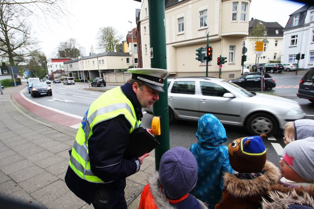 Lernen unter Realbedingungen: An der Ampel zwischen Ringstraße und Hauptstraße erläutert Harald Schopp den Kindern, wie man auch an stark befahrenen Straßen sicher von einer Seite zur anderen wechselt. Foto: VKJ