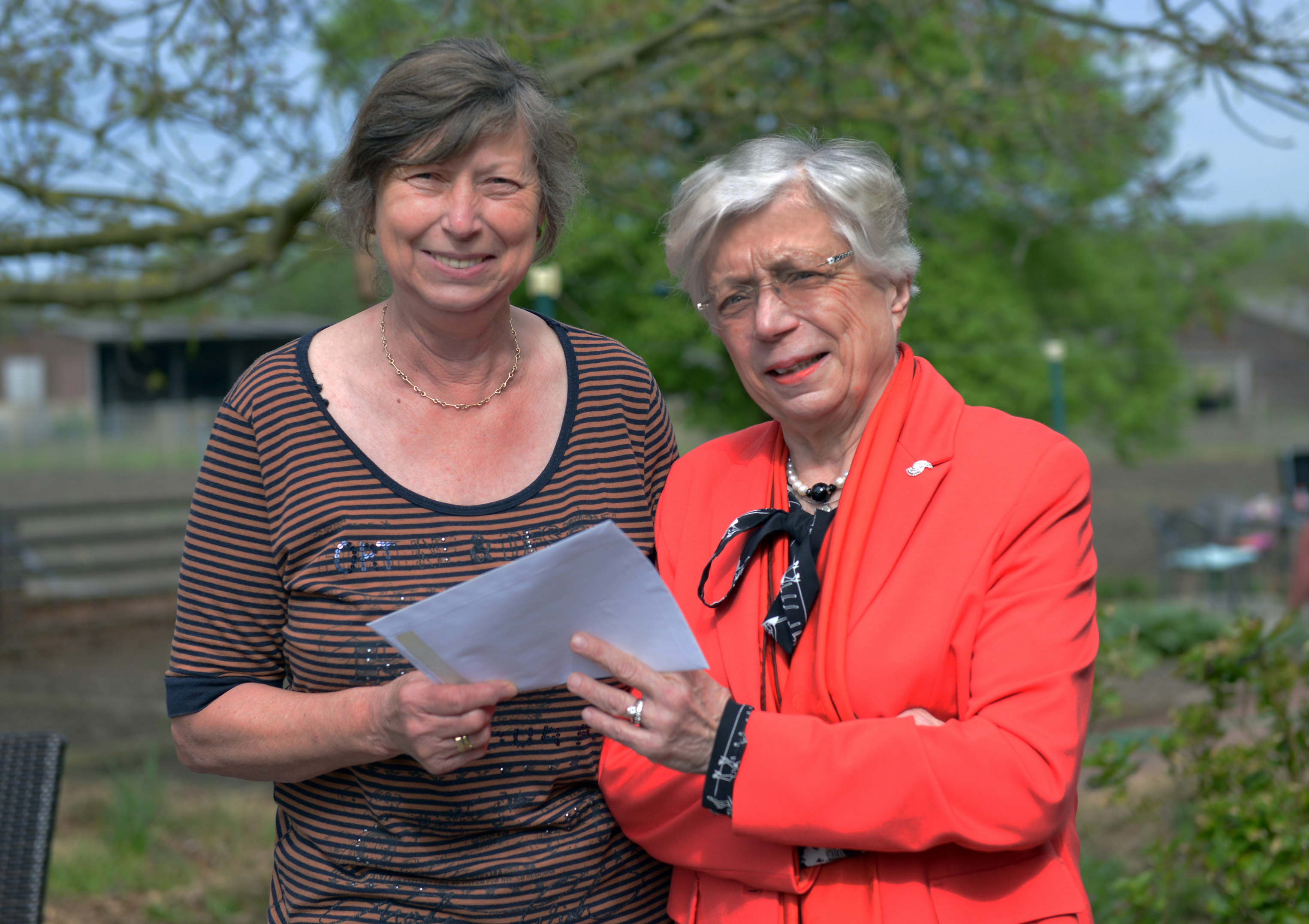 Dr. Angelika Mosch-Messerich (re.) freut sich über die Spende von Ursula Walter.