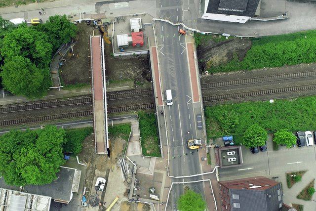 Abgerissen und neu gebaut werden muss die Brücke Beethovenstraße in Zweckel. Die aus England kommenden Behelfsbrücke (links) wurde bereits installiert und wird in den kommenden Monaten für Fußgänger und Radfahrer zur Verfügung stehen.