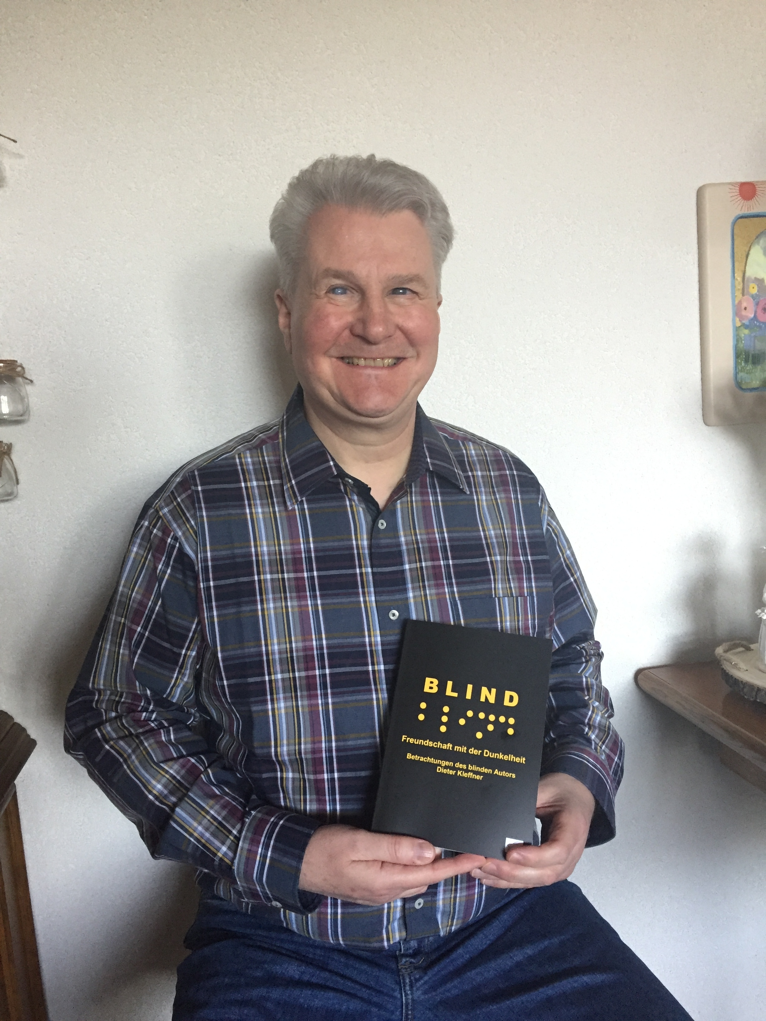 ...der stolze Autor und sein neues Werk: DieterKleffner.
Foto ist mir freundlicherweise vom Autor selbst z.Verf.gestellt worden