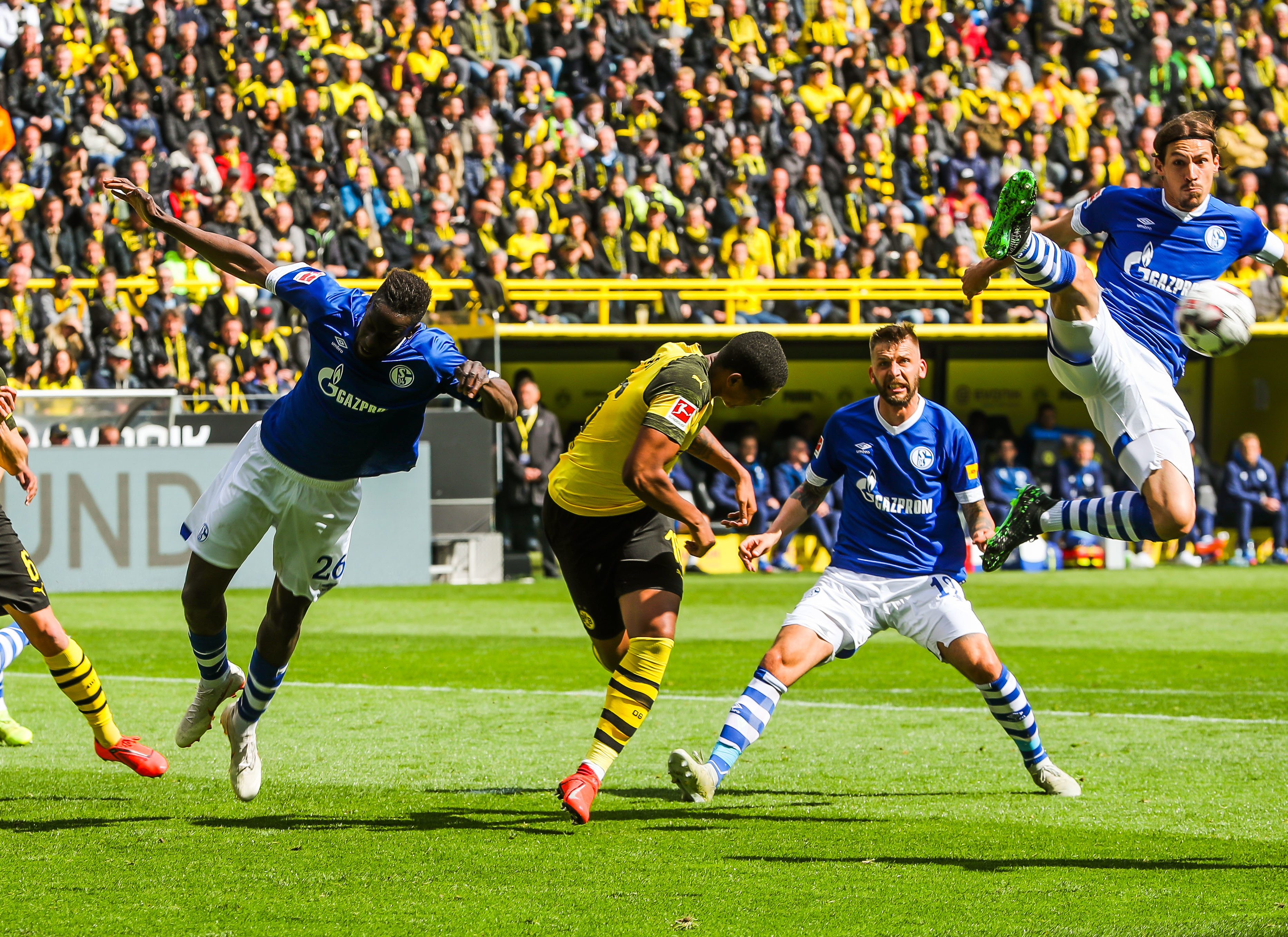 Das Revierderby zwischen dem BVB und Schalke war von vielen Zweikämpfen und hitzigen Szenen geprägt. Trotzdem fielen auch satte sechs Treffer, wobei der S04 am Ende der Sieger war.