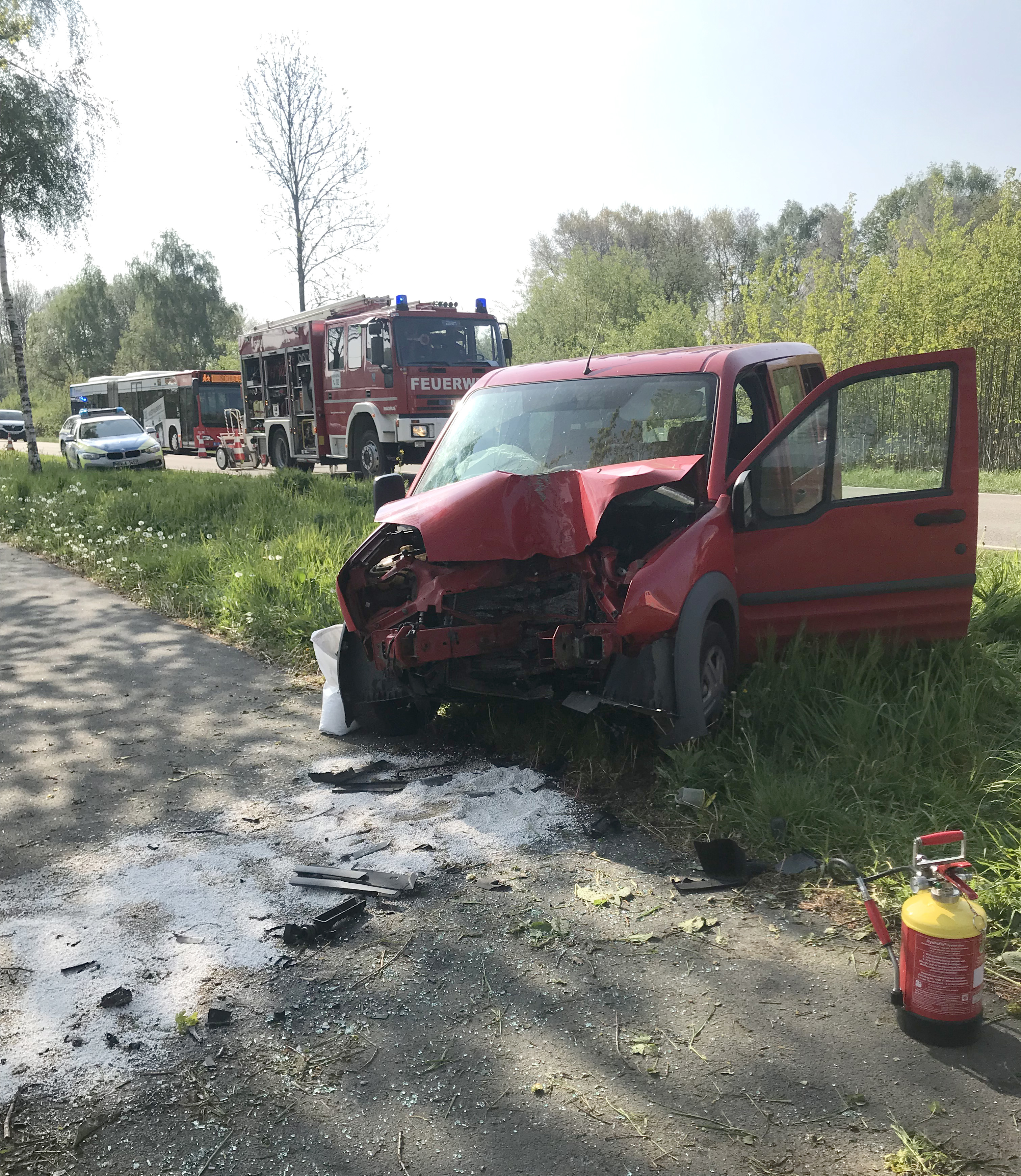Am Montagmorgen um 09.24 Uhr ereignete sich auf der Echthausener Straße ein Verkehrsunfall. Ein Pkw war mit überhöhter Geschwindigkeit, aus Voßwinkel kommend, von der Fahrbahn abgekommen und gegen einen Baum geprallt.