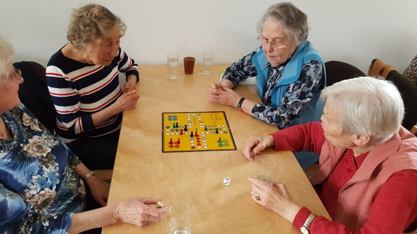 Gemeinsames Spielen bei netten Gespächen und Kaffeetrinken zeichnen das monatliche Seniorencafe Hand in Hand im...