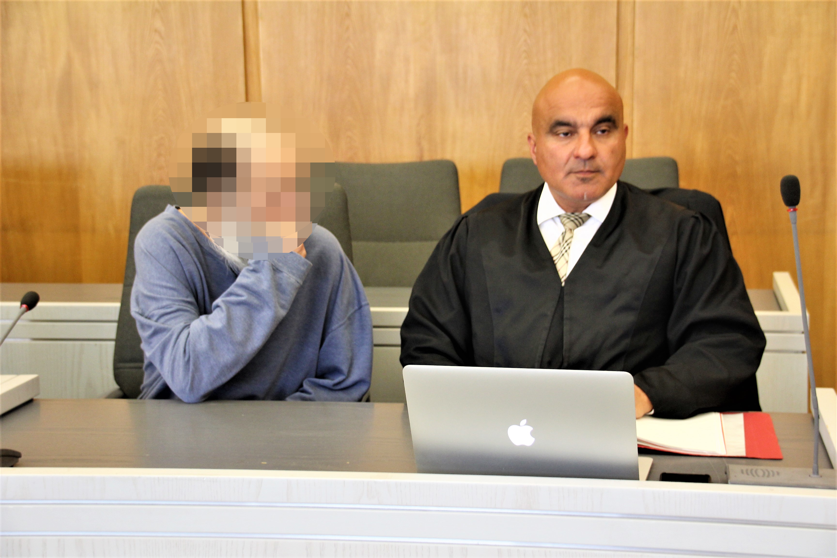 Der angeklagte Hattinger (li.) mit seinem Rechtsanwalt Akyildiz