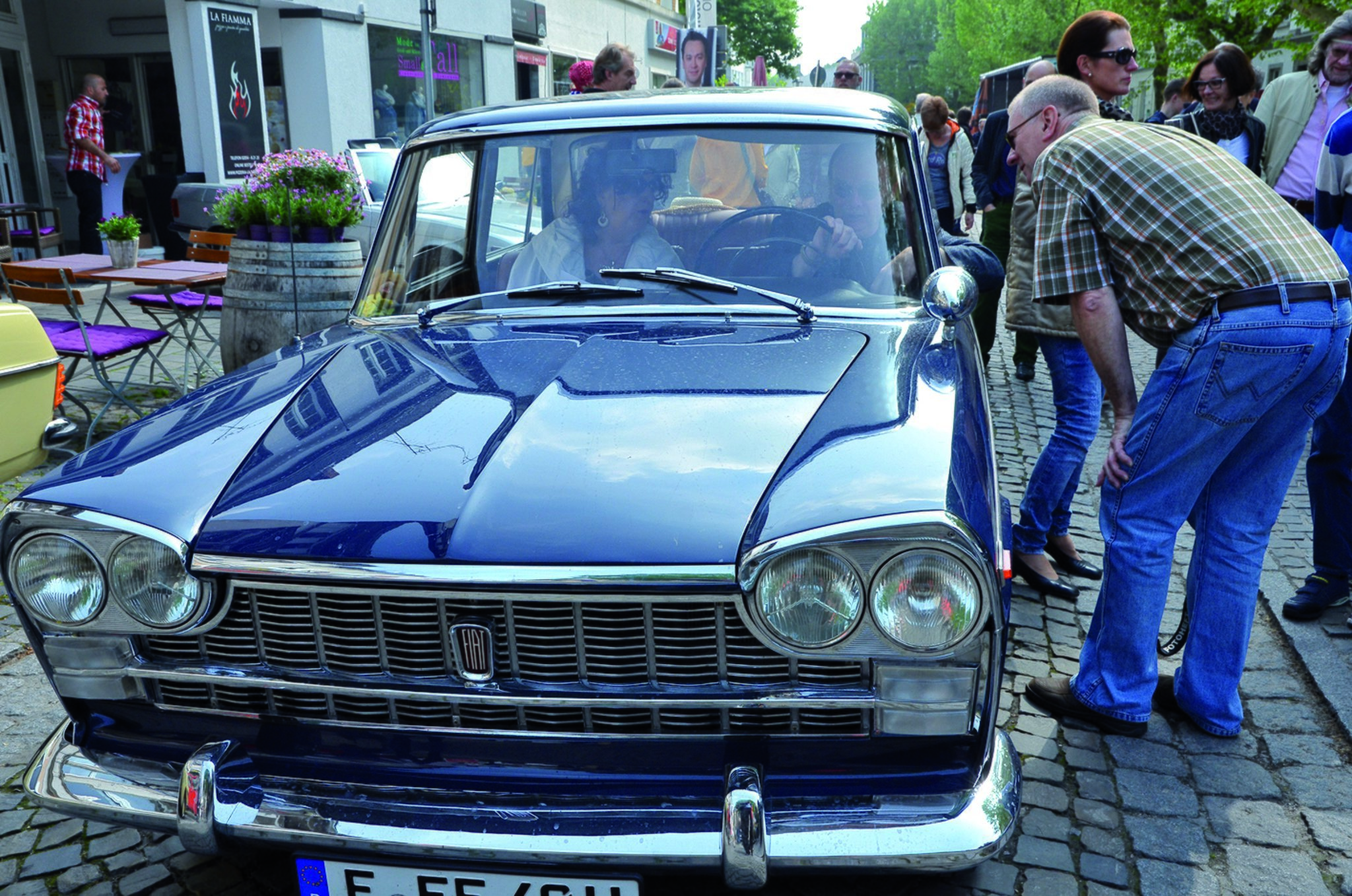 Bei schönem Wetter werden bis zu 400 alte Schätzchen auf vier Rädern beim 12. Oldtimertreffen auf dem Marktplatz erwartet.
