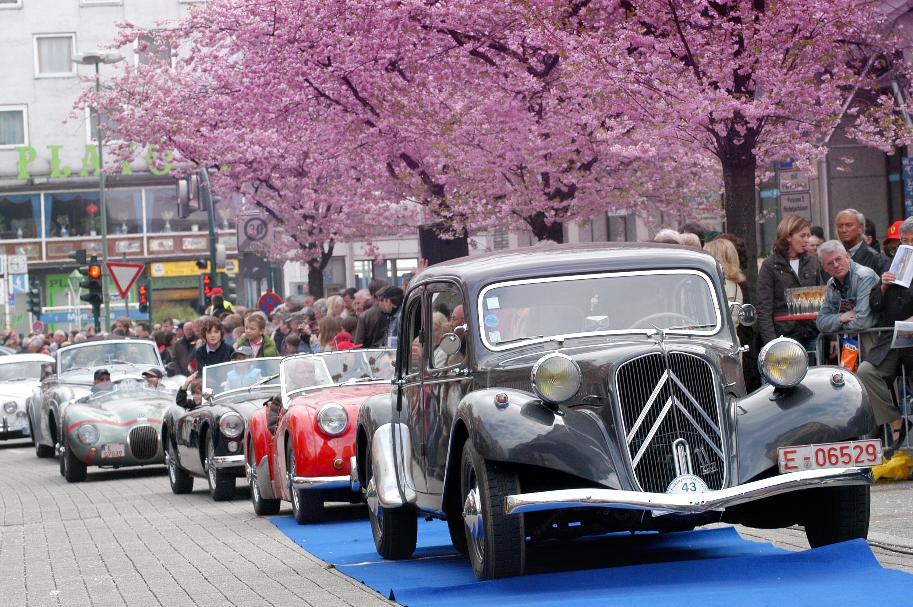 Am 4. Mai brummen die Motoren, blitzen die Karossen und staunen die Oldtimer-Fans über die edlen Klassiker.
Foto: Tour de Rü / Thiemer