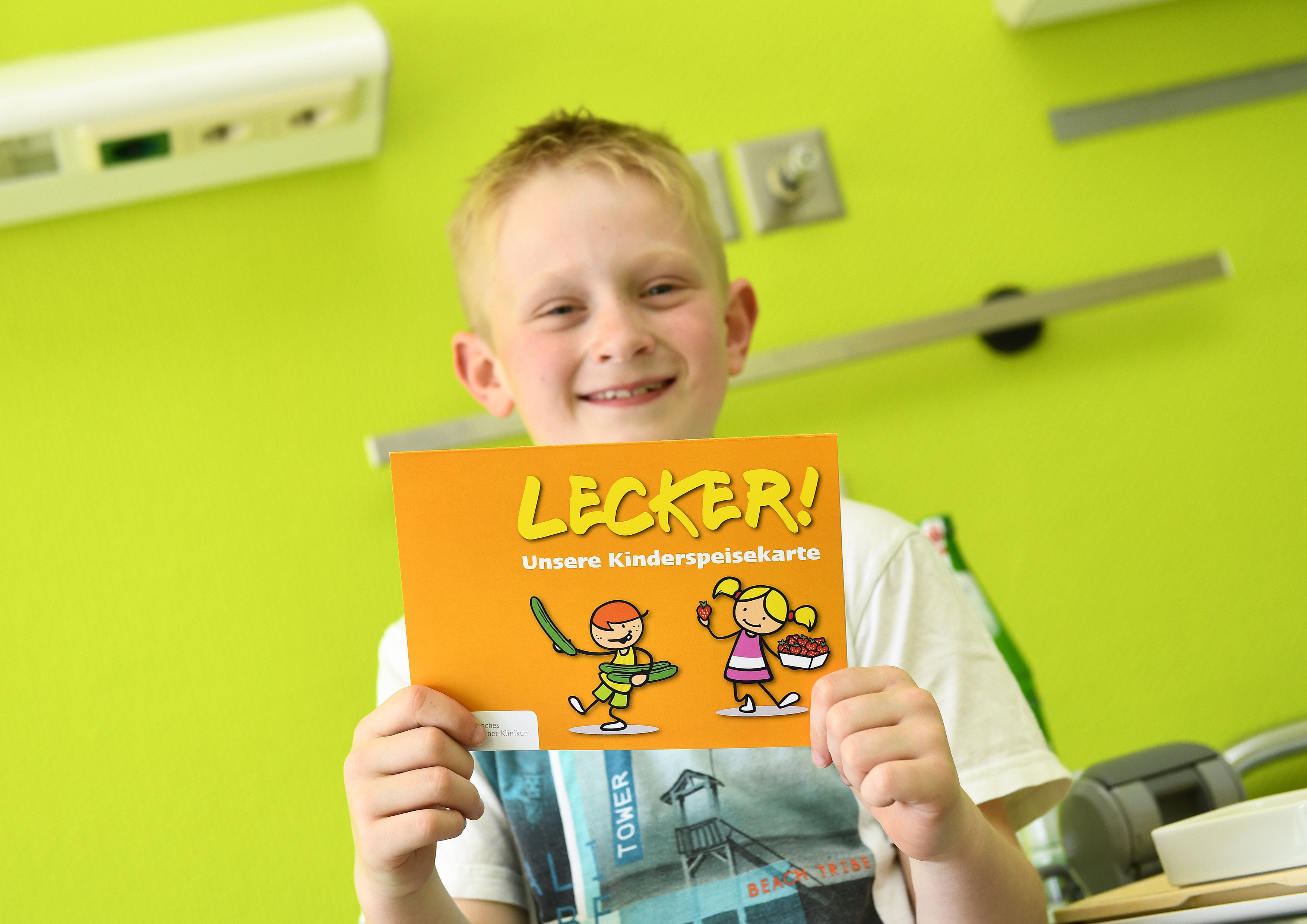Moritz ist begeistert: Die neue Kinderspeisekarte des Katholischen Karl-Leisner-Klinikums macht Appetit und Freude.