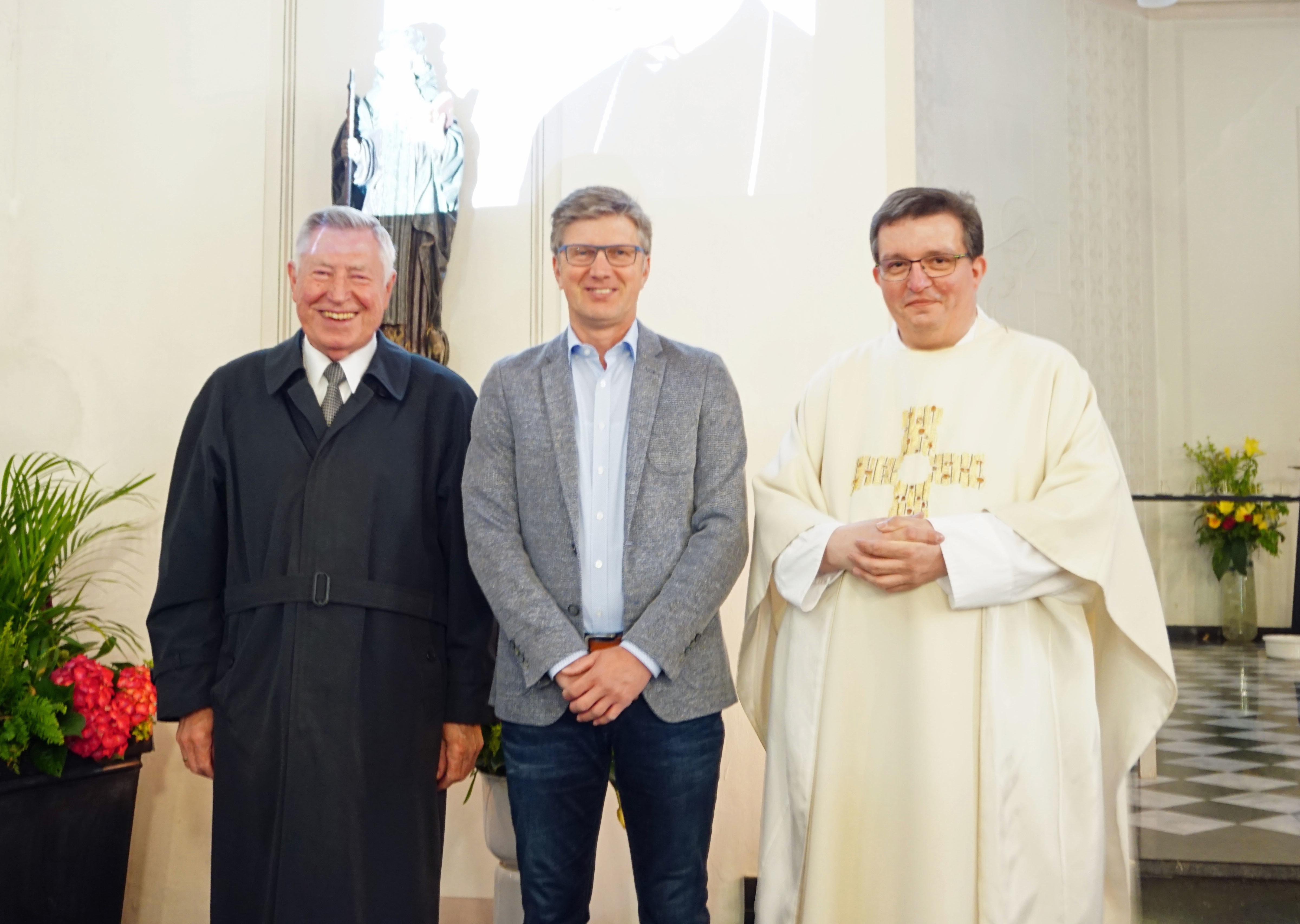 Werner Stalder, Hans-Jürgen Jacobs und Pfarrer Jörg Monier (v.li.) erinnerten an den verstorbenen Bischof.