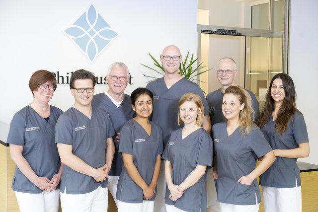 Der Mediziner mit seinem Team. Gemeinsam mit Ober- und Assistenzärzten ist der 62-Jährige vom Marien-Hospital in Oberhausen nach Borbeck gewechselt. Dort war Schumacher 22 Jahre Chef.