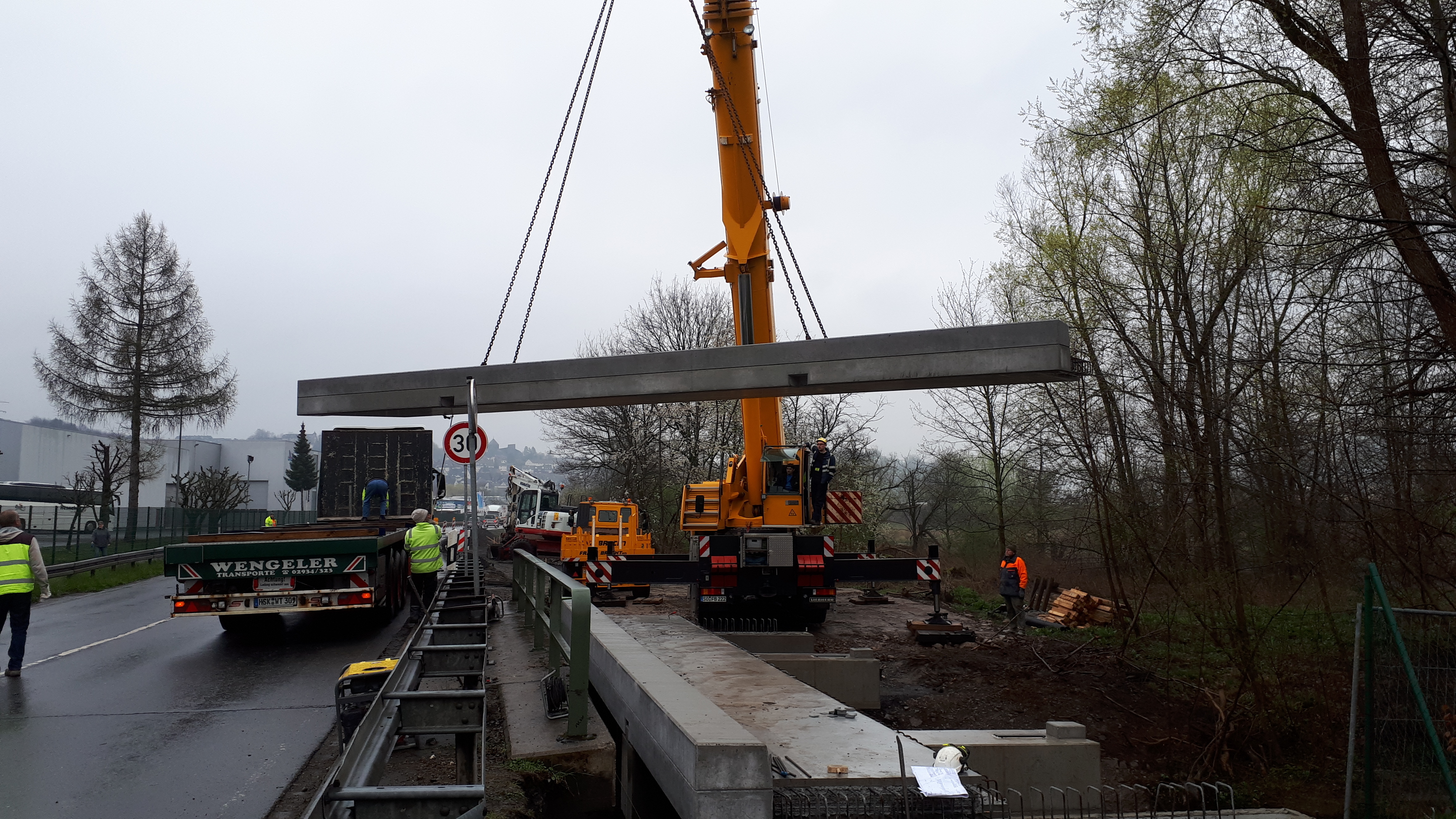 Ab Donnerstag, 2. Mai, beginnt mit der 2. Bauphase der Umbau der Sauerlandstraße. Zuvor wurden bereits letzte Woche - für den neuen „Ruhrseitigen“ Radweg - die Fertigteile für die Radwegebrücke über den Wannebach aufgesetzt.