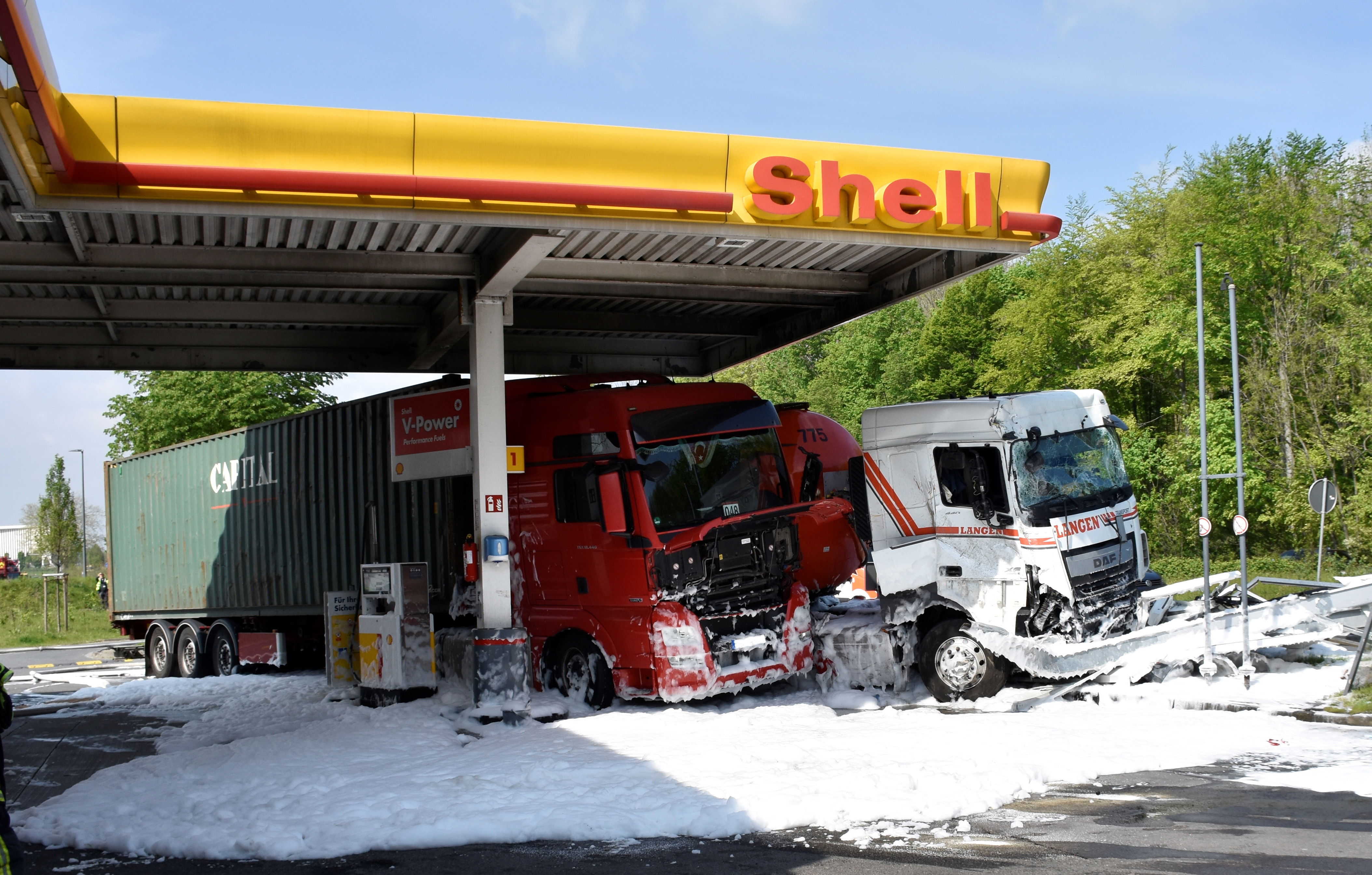 Das Bild zeigt die Unfallsituation, nachdem die Feuerwehr Dortmund den auslaufenden Diesel mit einem Schaumteppich abgedeckt hatte. Damit sollte ein Entzünden des Kraftstoffs verhindert werden.