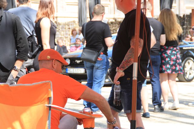 Der Halter saß, farblich angepasst, nahe seinem Schmuckstück !!