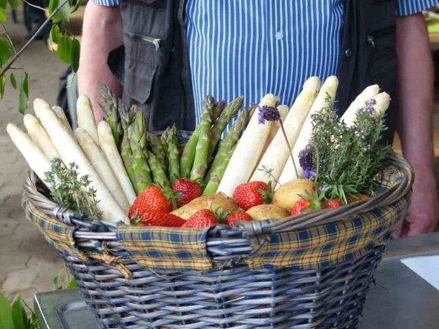 Frühling auf dem Speiseplan: Ab dem kommenden Samstag, 4. Mai, gibt es auf dem Wetteraner Wochenmarkt frischen Spargel. Ein besonderer Einkaufstag mit vielen Attraktionen. Foto: lokalkompass