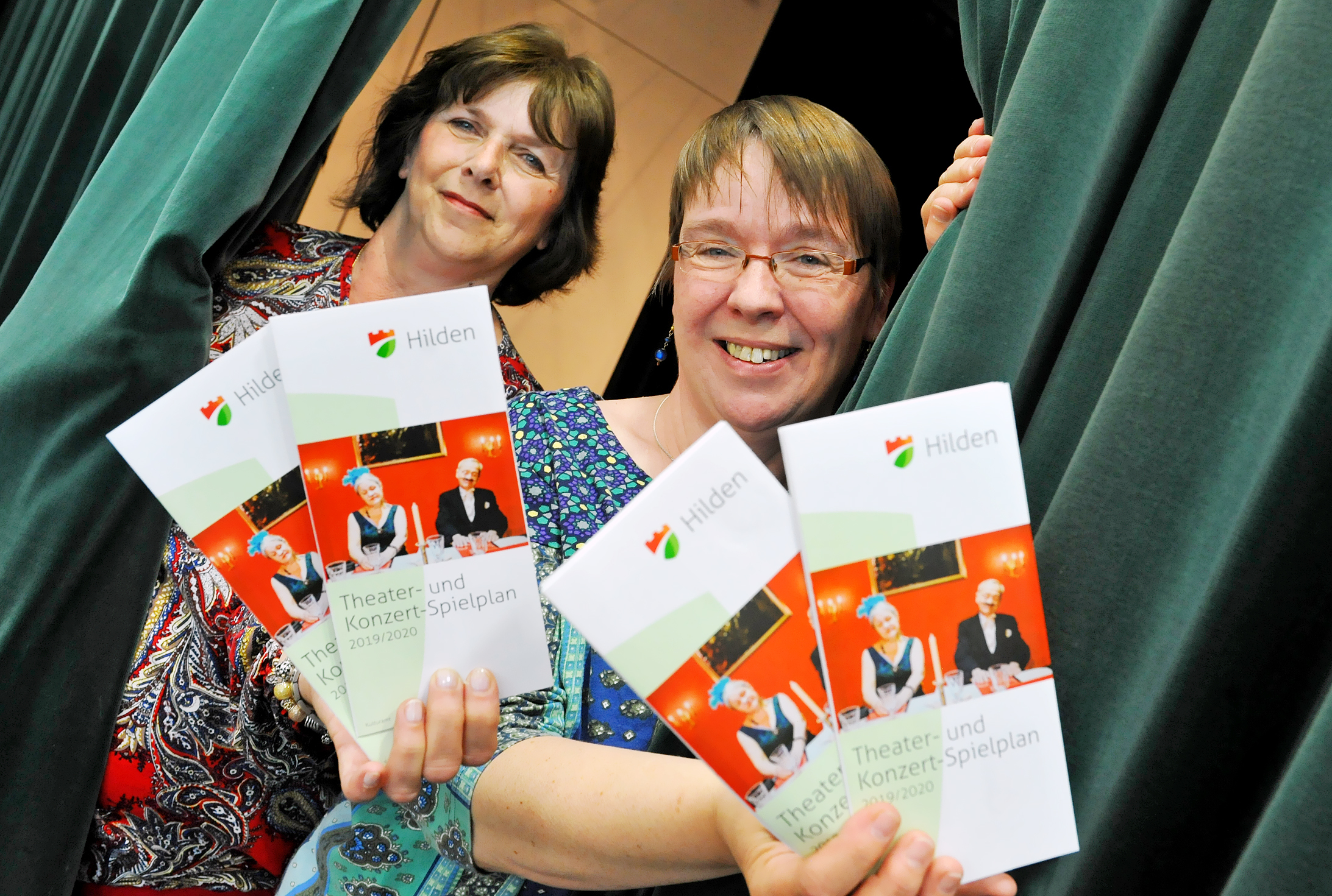 Ute Holz, stellvertretende Leiterin des Hildener Kulturamtes, und die Leiterin, Eva Dämmer (v.l.), stellten das neue Theaterprogramm vor.