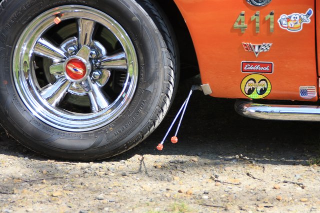 don't touch the curb 

( nicht an die Bordsteinkante fahren ! ) 