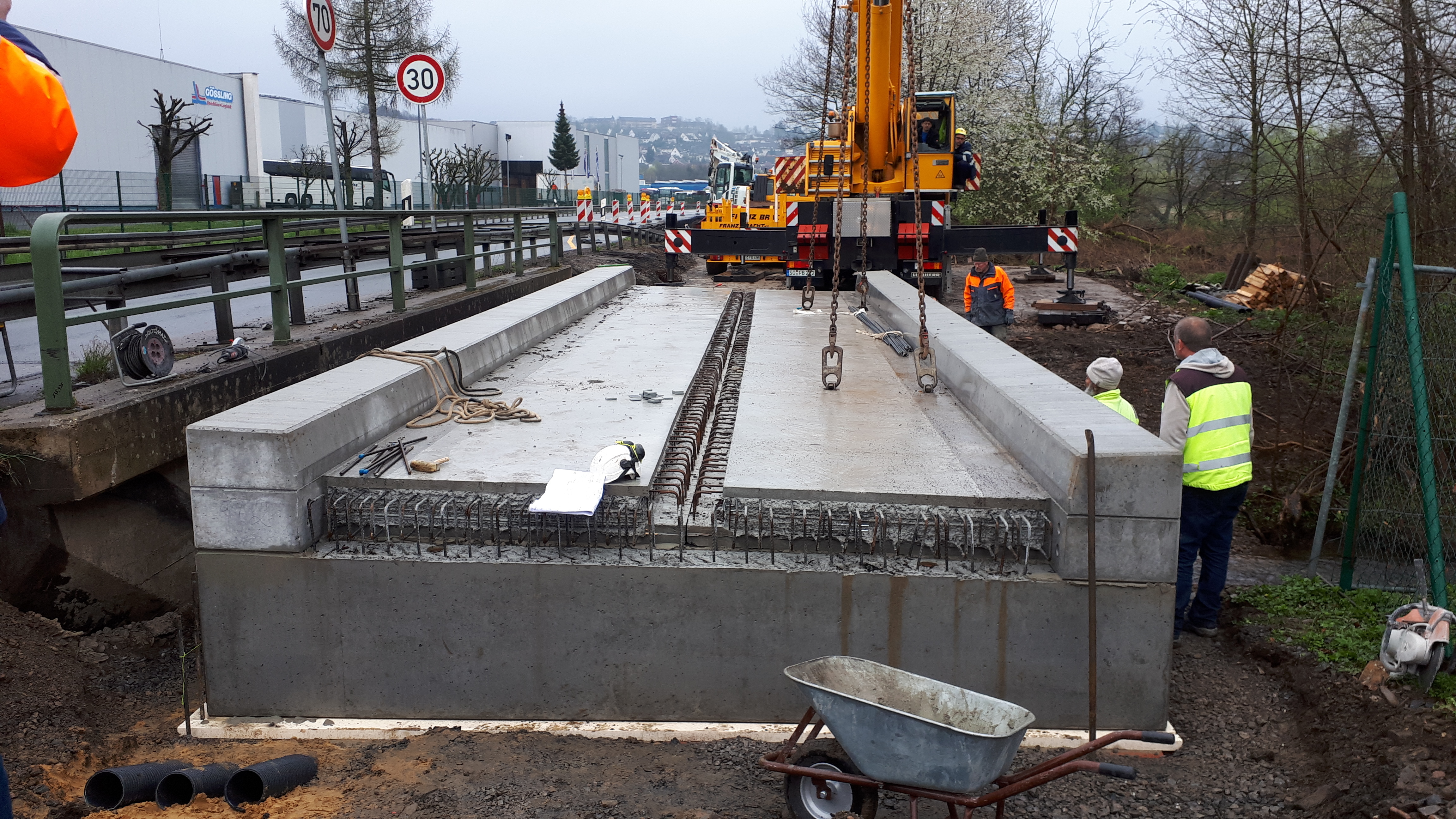 Arbeiten an der Radwegbrücke.