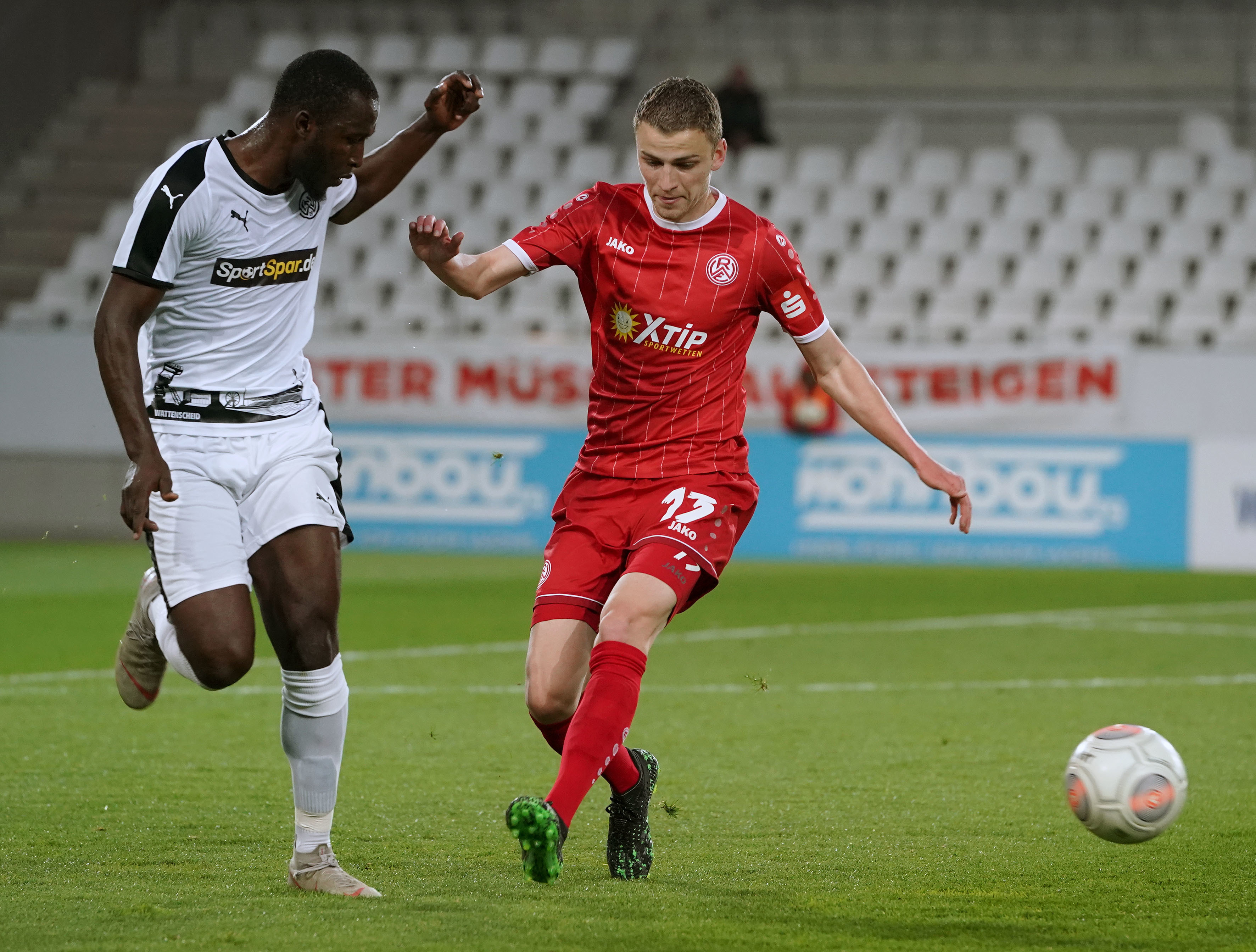 Nico Lucas (r.), hier im Zweikampf mit dem Wattenscheider Cellou Diallo, erzielte mit einem Sonntagsschuss den zwischenzeitlichen 1:1-Ausgleich.
