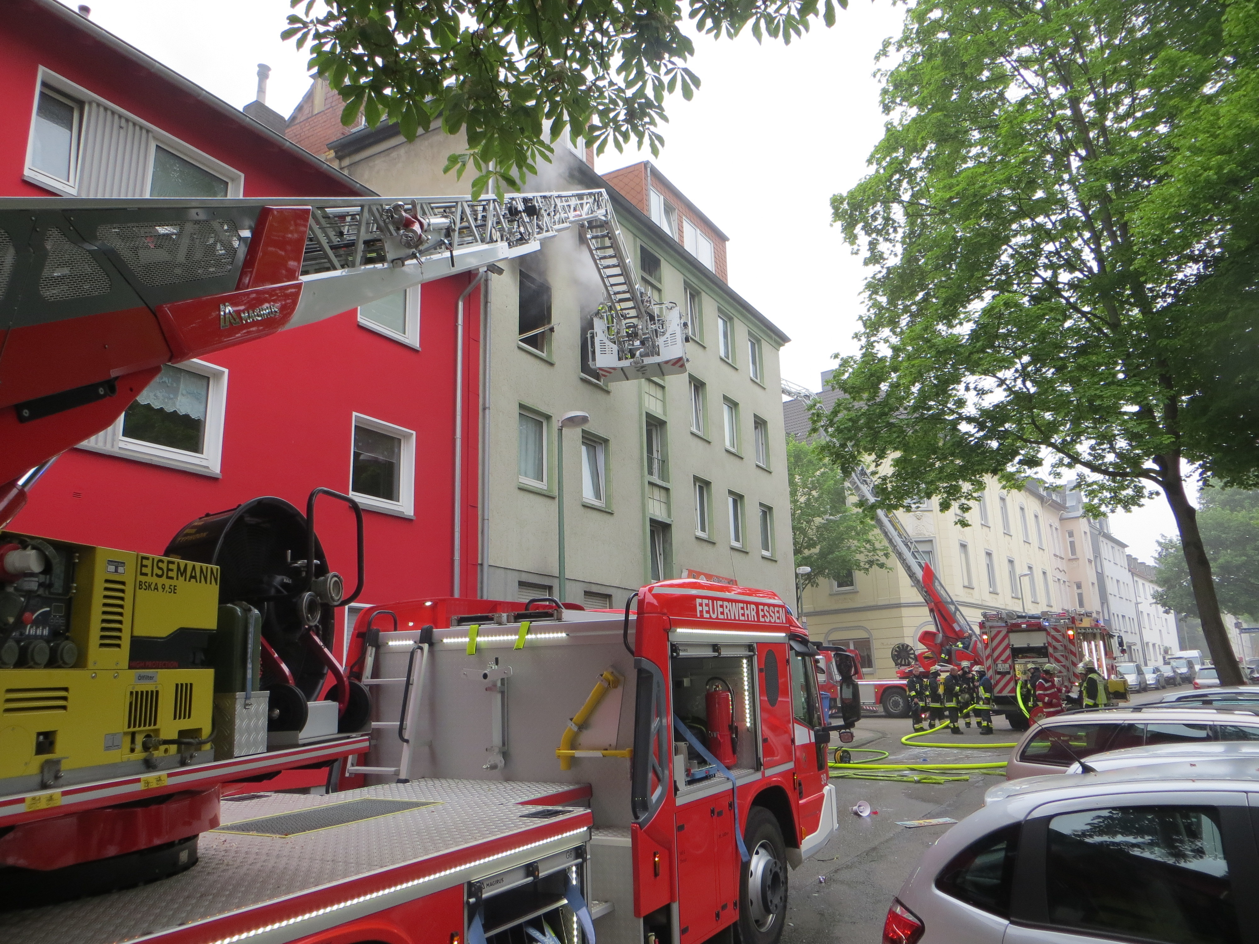 Drei Personen mussten nach einem Brand in Altendorf in ein zuständiges Krankenhaus transportiert werden.
