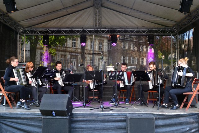 Nikola Komatina und Akkordeonensemble der Musikschule