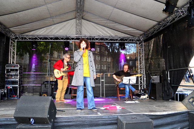 Anke Kortmann, Till Maywald, Jens Pollheide
Gesang, Guitarre, Bass
Sie präsentieren melancholische und jazzige Stücke. 
