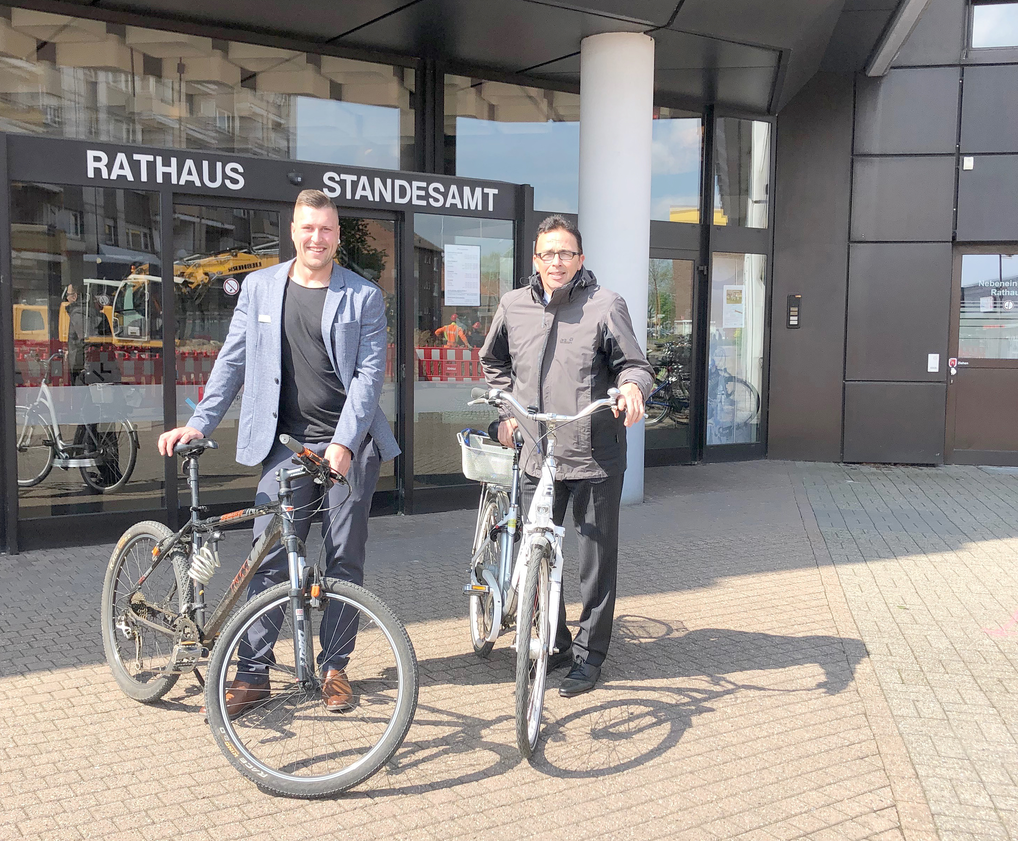 Radfahren ist angesagt. René Böhm (Klimaschutzmanager der Stadt Kamp-Lintfort) und Kamp-Lintforts Bürgermeister Prof. Dr. Christoph Landscheidt zeigen es an. Foto: Stadt Kamp-Lintfort