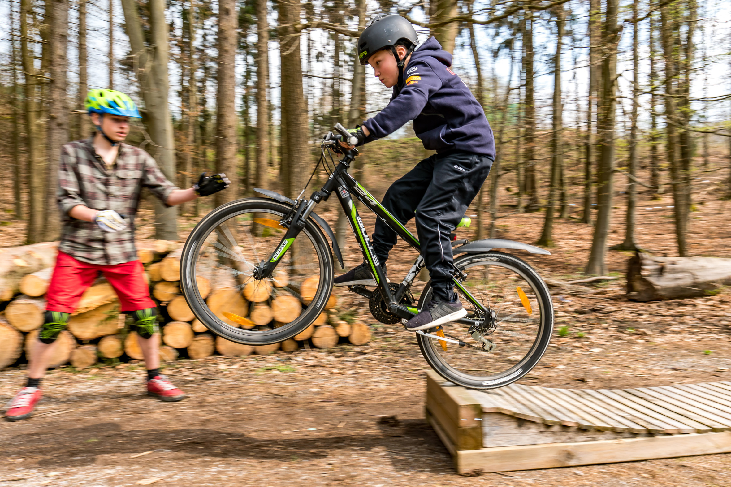 Die Mountainbike-Kids der Bikeschule Sauerland aus Neuenrade zeigen, was mit den Fahrrädern alles möglich ist. Foto: Maik Wiesegart