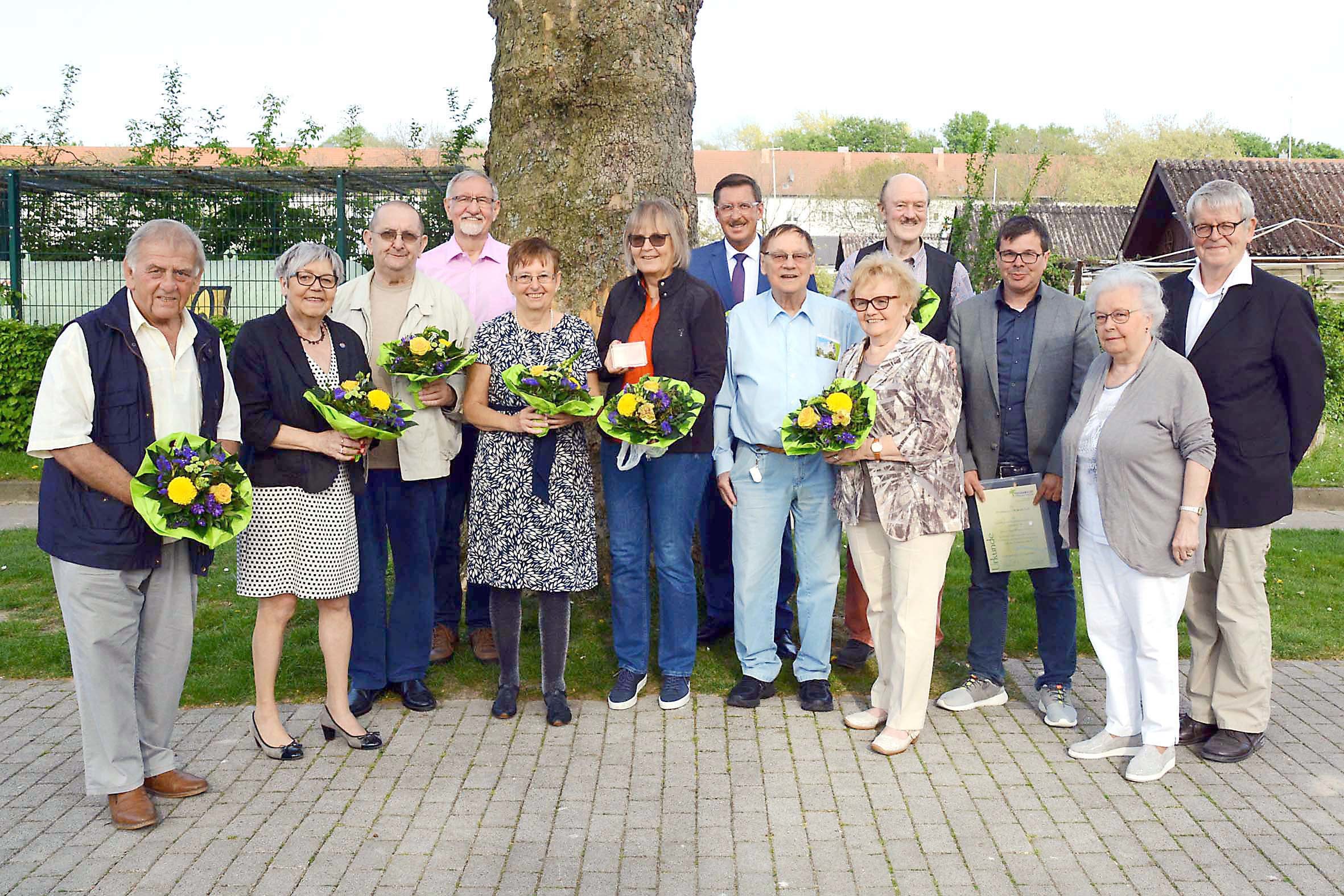 Das obligatorische Foto mit der Buschwindröschen-Preisträgerin 2019 und den geehrten Vereinsjubilaren (v.l.n.r.): Gründungsmitglied Hans-Peter Hoffmann, Laudatorin Gerda Kieninger, selbst 20 Jahre im Verein, Rainer Beinlich (10 Jahre), der stellvertretende Vereinsvorsitzende Manfred Kreuzholz, Silberjubilarin Gerda Bogdahn (25 Jahre), Buschwindröschen-Preisträgerin Anne Rabenschlag, die beiden Gründungsmitglieder Uwe Büscher und Hans-Eberhard Urbaniak, Liesel Weiermann, die ihren Ehemann Wolfgang Weiermann, Gründungsmitglied und Ehrenvorsitzender, vertrat, Gründungsmitglied Hans-Gerd Jochims, Patrick Arens, der die Ehrung für 20-jährige Mitgliedschaft für seinen verstorbenen Vater Hans-Peter Arens entgegen nahm, Beisitzerin Gerda Horitzky und Freundeskreis-Vorsitzender Dr. Wilhelm Grote.
