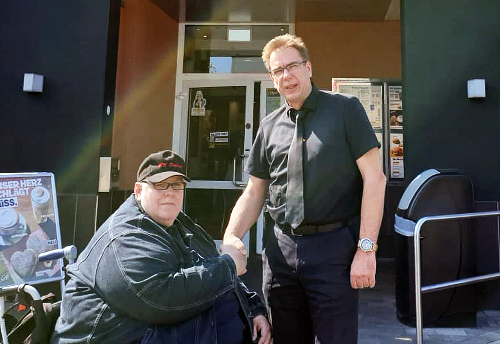 Burkhardt Degener (links) und Markus Kowalzik freuen sich auf viele Besucher bei der vierfachen "Geburtstags-Party", die am Samstag, 8. Juni, zugunsten der "McDonald-Kinderhilfe" in Ellinghorst steigen wird.
