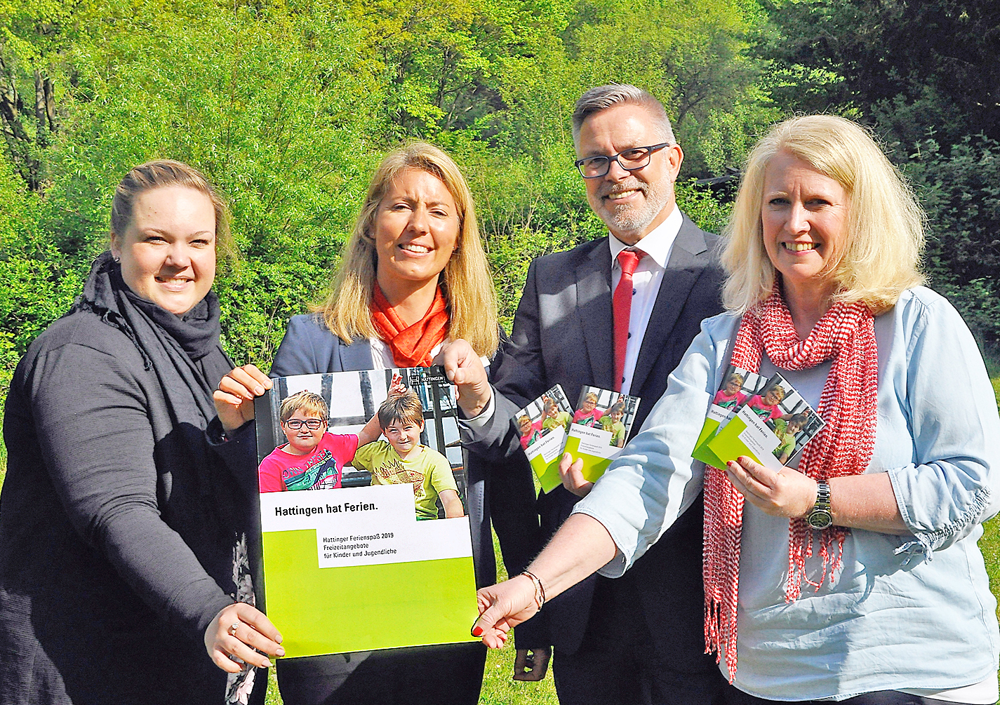 Unser Foto zeigt (v.l.) Lisa Vavra, zuständig für den Ferienspaß, Andrea Dörr von der Sparkasse Hattingen, Udo Schnieders, Marketingleiter der Sparkasse, und Cordula Buchgeister, Abteilungsleiterin der Jugendförderung der Stadt Hattingen. Foto: Stadt Hattingen