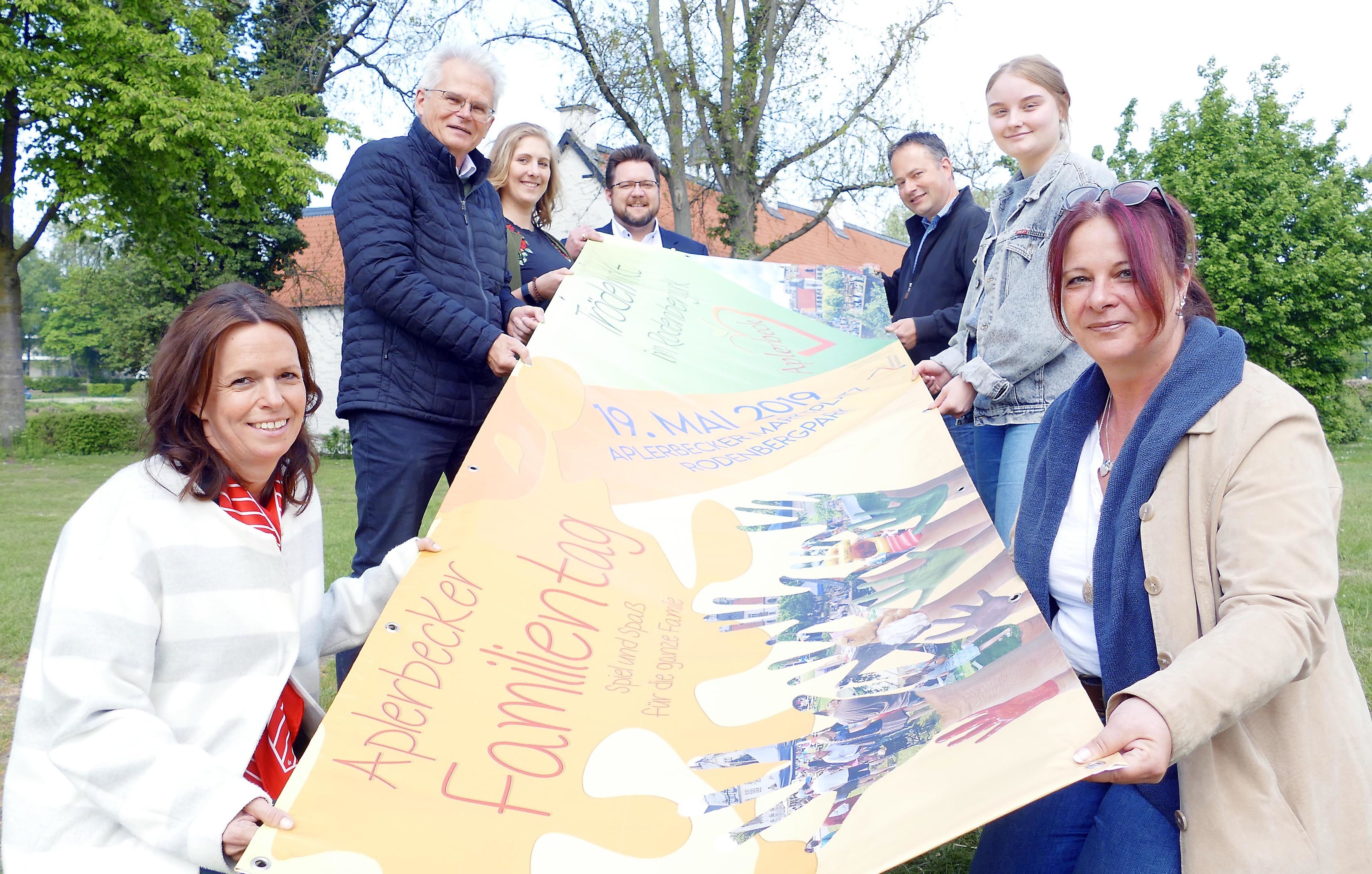 Jeanette Miksch (Sparkasse), Ulrich Krüger (Stadtbezirksmarketing), Marleen Zimmermann, Tomma Hilge (AIG Westend), Michael Rohde, Tobias Klotz und Annette Göke (v.l.) freuen sich auf den dritten Familientag in Aplerbeck.
