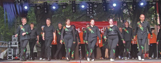 Die Clogging-Tänzer der Hellweg-Shufflers in Aktion. Der Tanz ist eine Mischung aus irischem
Stepptanz und Square Dance und wird in einer Reihe getanzt.  | Foto: privat