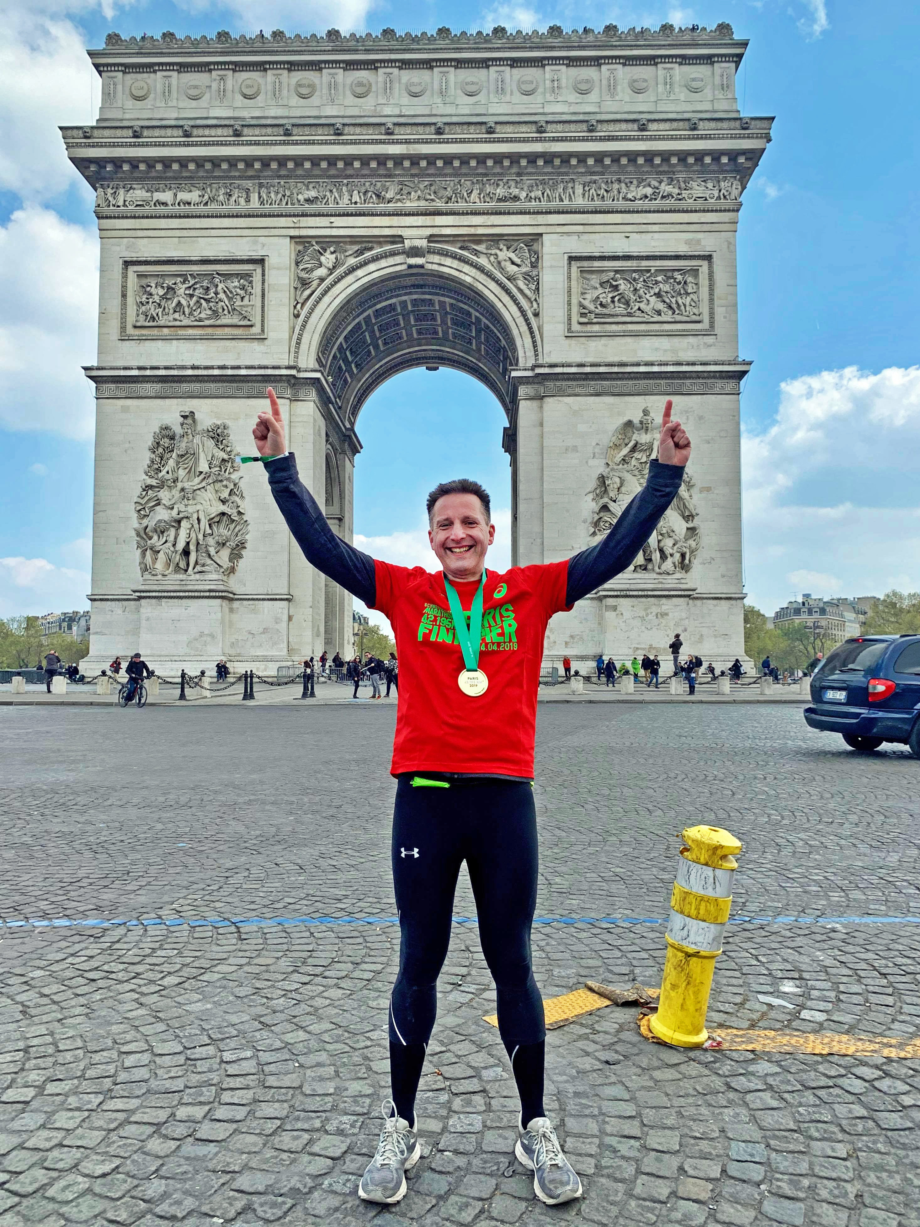 Freude am Arc de Triomphe: Der Dortmunder Stefan Reinke absolvierte wieder den Marathon in Paris.