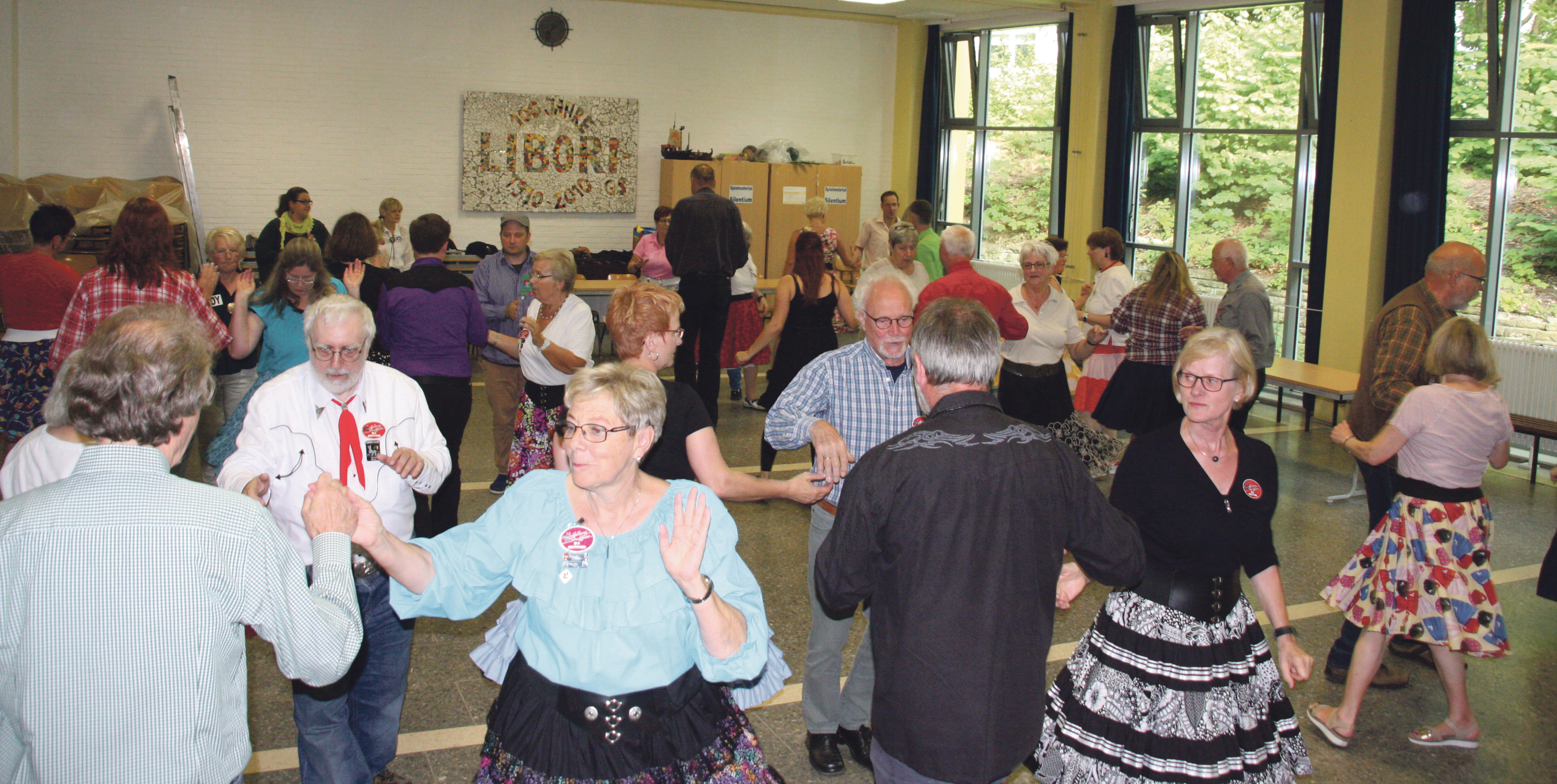 Die Square-Dancer beim Training: Sie tanzen in Alltagskleidung, aber auch in der bekannten Tanzkleidung: Die Damen im
bunten Petticoat-Rock, die Herren gern mit Westenhemd und -schlips. Der Tanz ist nicht allzuschwer erlernbar, und wie
bei den meisten Tanzgruppen herrscht auch hier Männermangel.