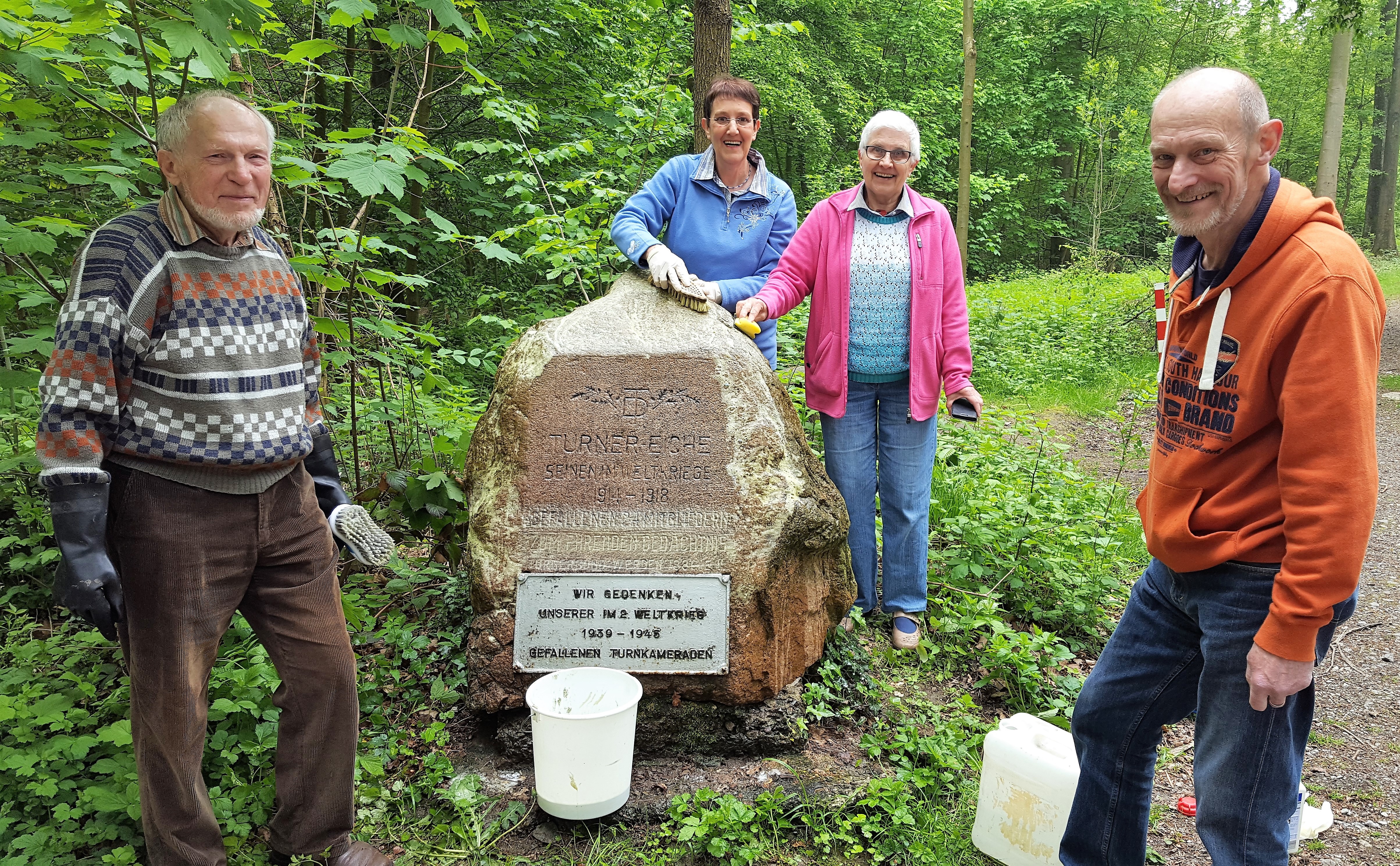 Klaus Dorka, Brigitte Schmitt, Stephanie Dorka und Dietmar Schmitt reinigen den WTB-Gedenkstein.
Foto: Henschke
