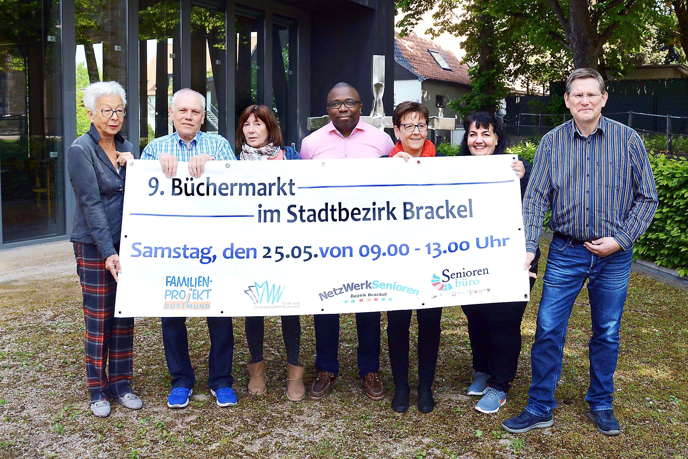 Die Büchermarkt-Organisatoren aus Reihen von Senioren- und Familienbüro Brackel, Ev. Kirchengemeinde Brackel, Stadtteilbibliothek Brackel und CCDo-Bildungszentrum Brackel stellten Banner und Programm des 9. Büchermarkts vor Ort auf dem Brackeler Gemeindegelände vor.