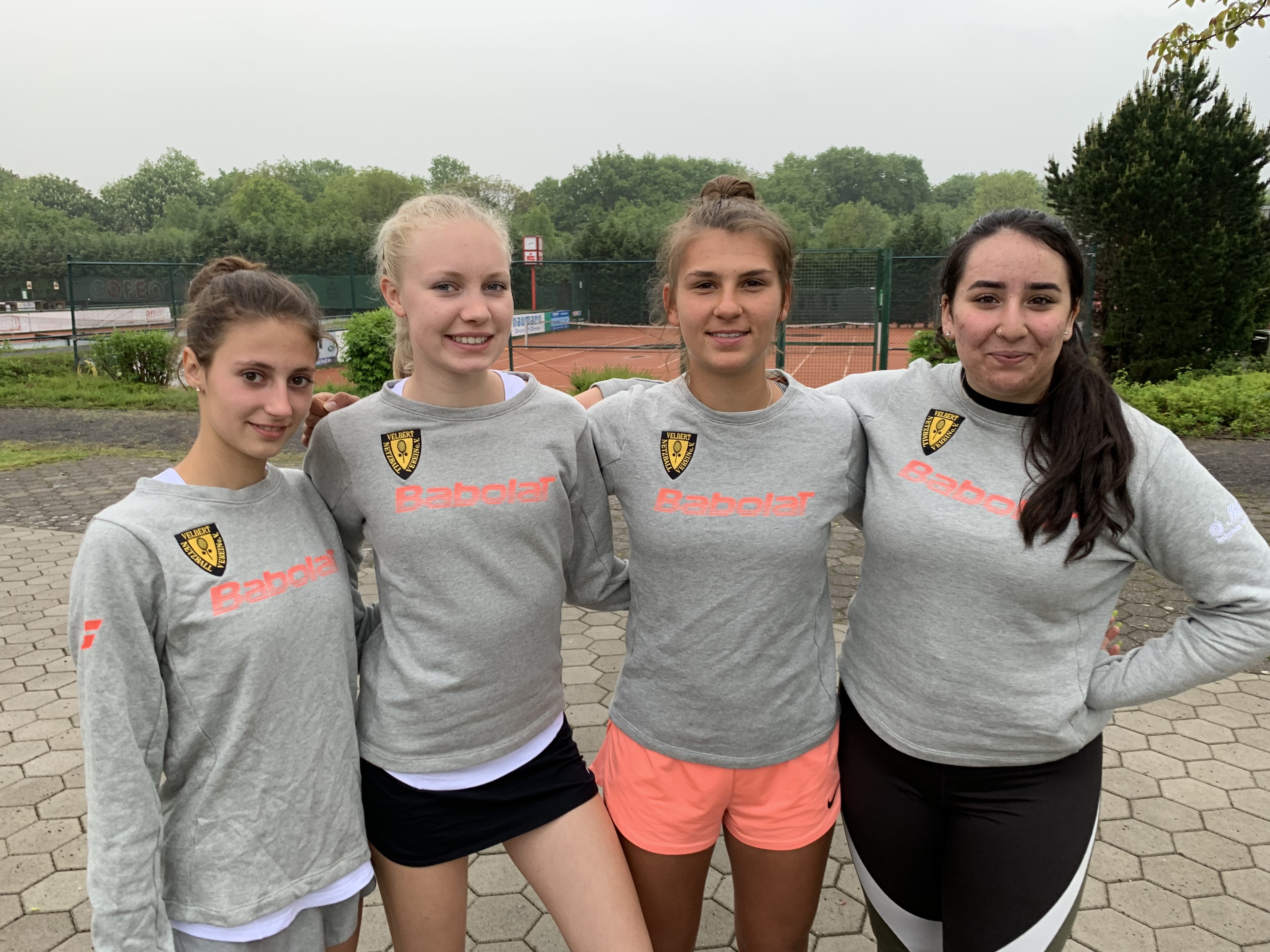 Mit einem 5:1 Sieg gegen Moers 08 sind die U 18 Verbandsliga Mädchen (von links nach rechts) Ana Sovilj, Sunny Ihlo, Isabel Heupgen und Rania Mechbal in die Saison gestartet.