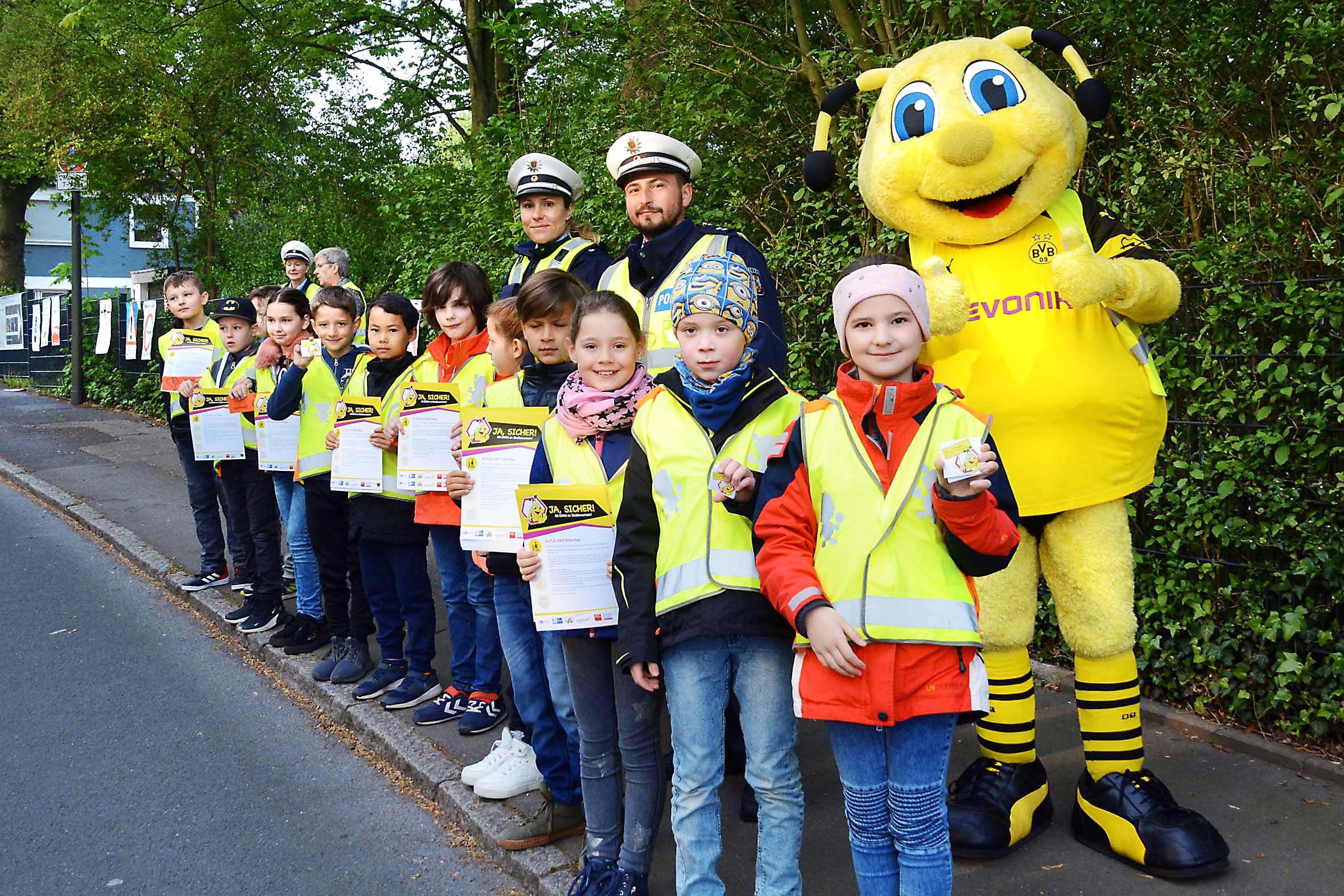 Die Fichte-Grundschüler der Klasse 3a haben mit Unterstützung der Polizei und dem BVB-Maskottchen Emma gegen Elterntaxis protestiert.