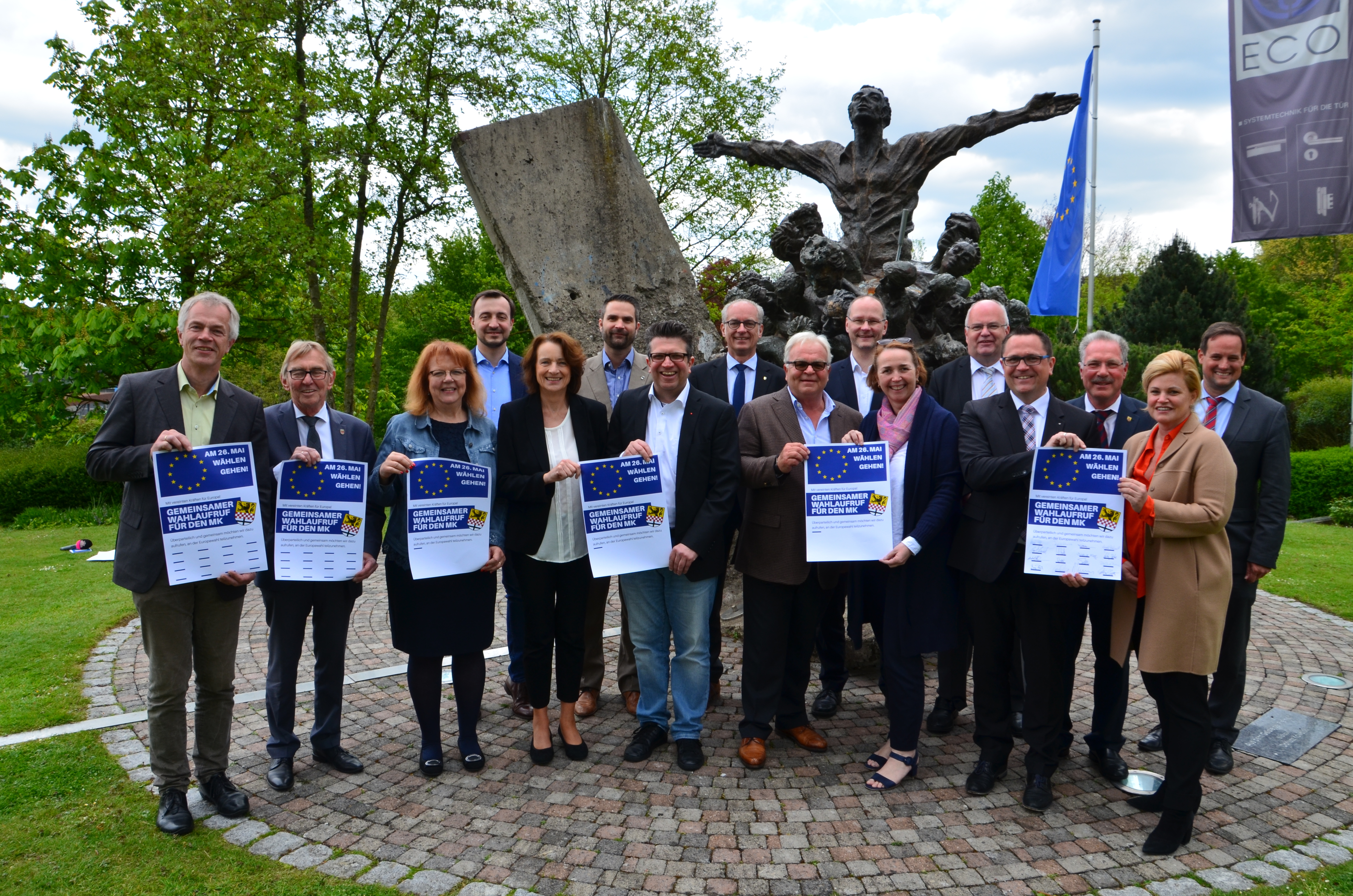 Stellten sich nach der Unterzeichnung zum Pressebild an der Mauer-Skulptur auf dem ECO-Gelände (v.l.) Johannes Remmel (MdL, Grüne), Peter Paul Ahrens (BM Iserlohn), Inge Blask (MdL, SPD), Paul Ziemiak (MdB, CDU), Dagmar Freitag (MdB, SPD), Tobias Schulte (ECO Schulte), Gordan Dudas (MdL, SPD), Michael Heilmann (BM Hemer), Ernst Schulte (ECO Schulte), Ulrich Schulte (BM Plettenberg), Angela Freimuth (MdL, FDP), Martin Wächter (BM Menden), Marco Voge (MdL, CDU), Dieter Dzewas (BM Lüdenscheid), Andrea Widmann (ECO Schulte) und Thorsten Schick (MdL, CDU).